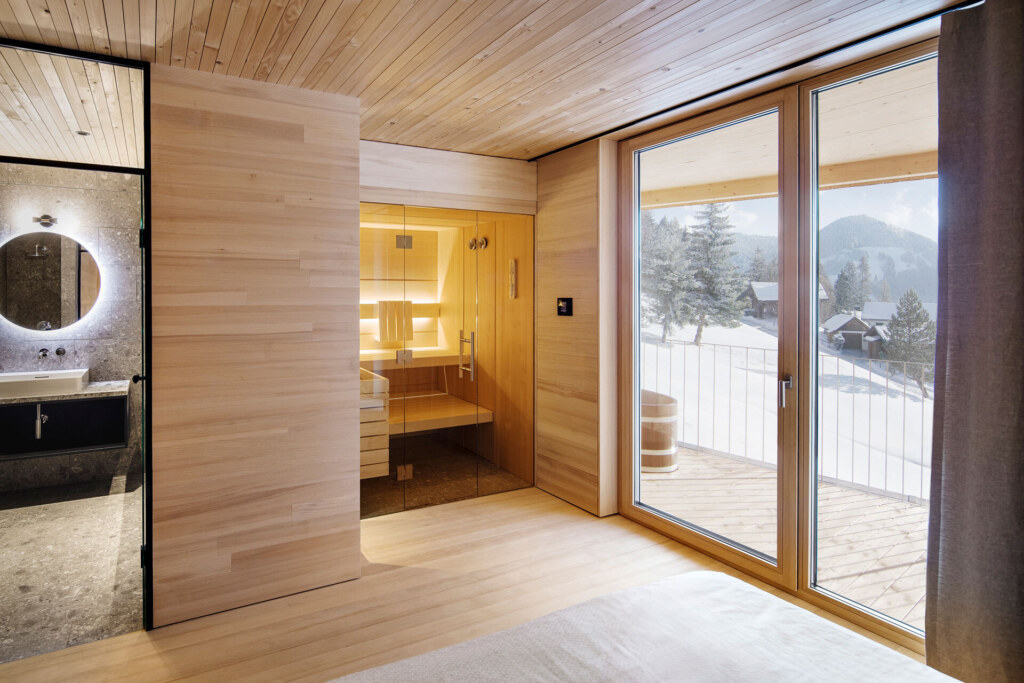 Kleine Sauna im Hotelzimmer mit Ausblick aus hellem Hemlockholz in puristischem Design.