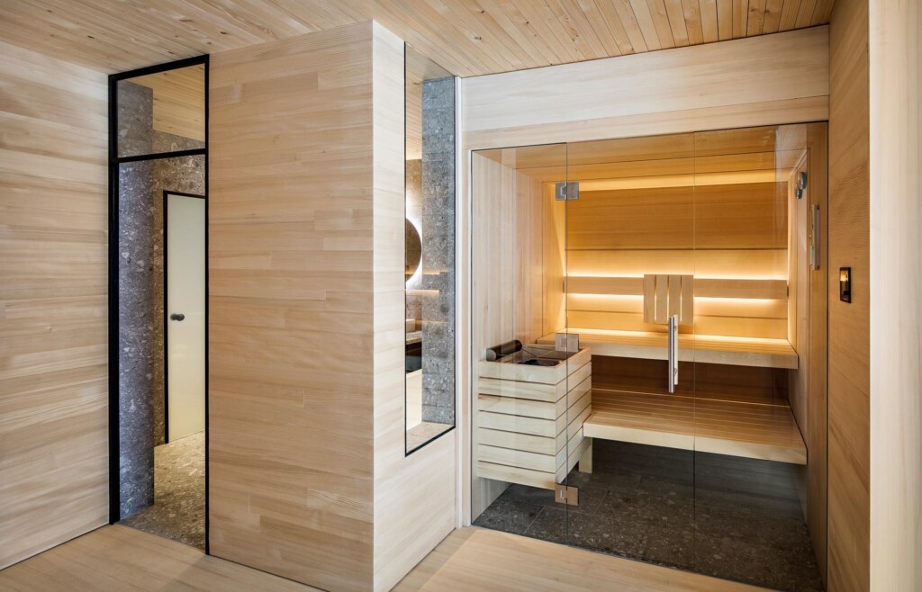 Moderne Sauna en suite mit Badezimmer im Chalet vom Peterhof Furx.