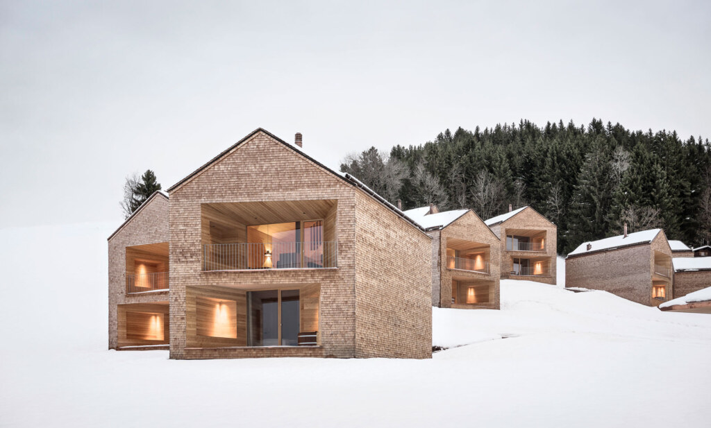 Chaletdorf Peterhof in moderner alpiner Holzarchitektur in der Winterlandschaft der Alpe Furx.