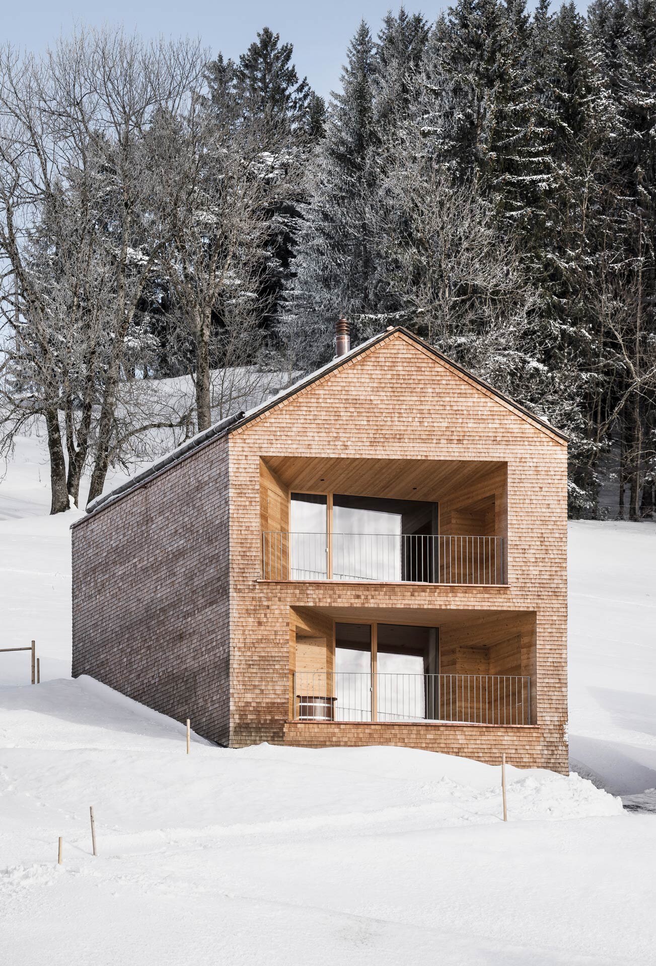 Alpine Architektur im Chaletdorf Peterhof auf der verschneiten Alpe Furx in Vorarlberg.