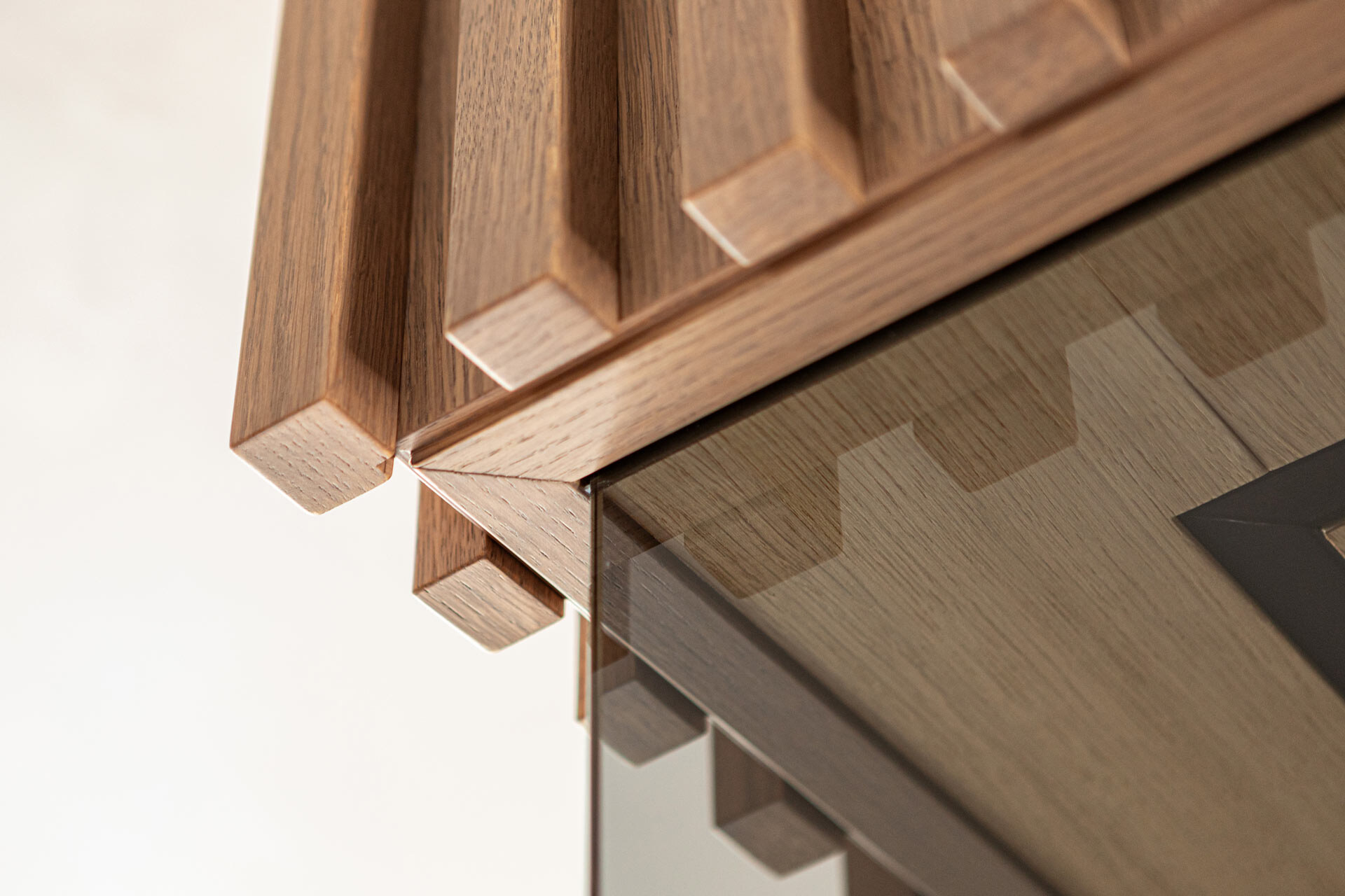 Detaillösung der Saunaverkleidung aus Profilholz mit Anschluss zur Glasfront.