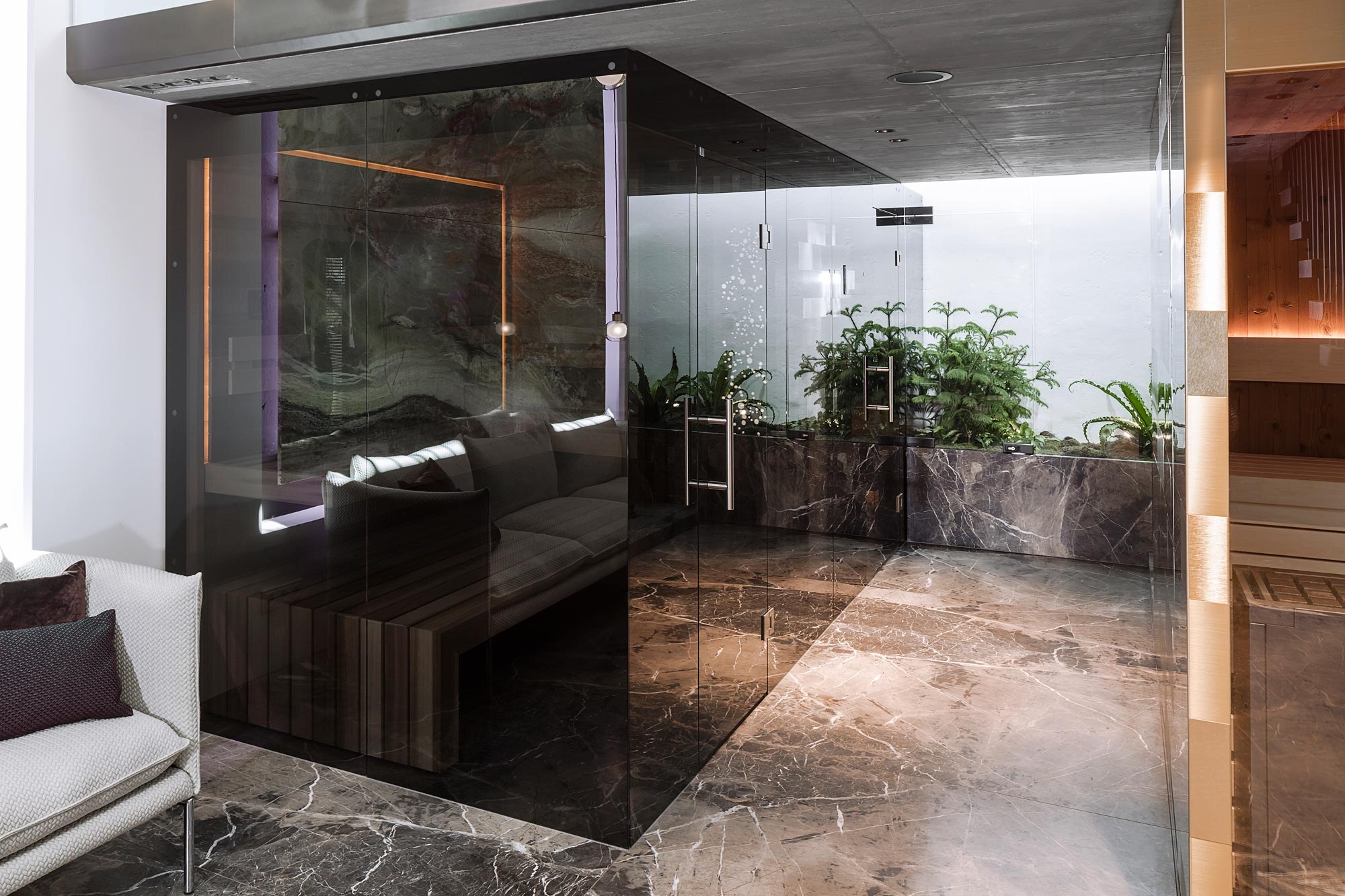 Schwarz verglasete Design-Sauna im Sale aus massivem Zedernholz im Deisl Sauna & Wellness Showroom Wien.