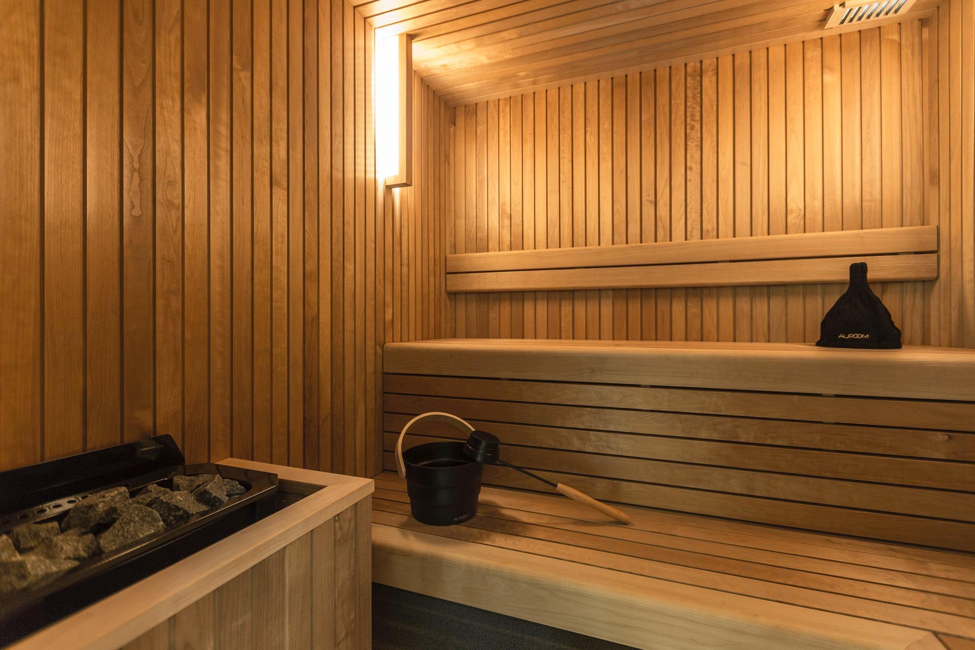 Beleuchtete Auroom-Sauna Familia aus Erlenholz mit Saunazubehör