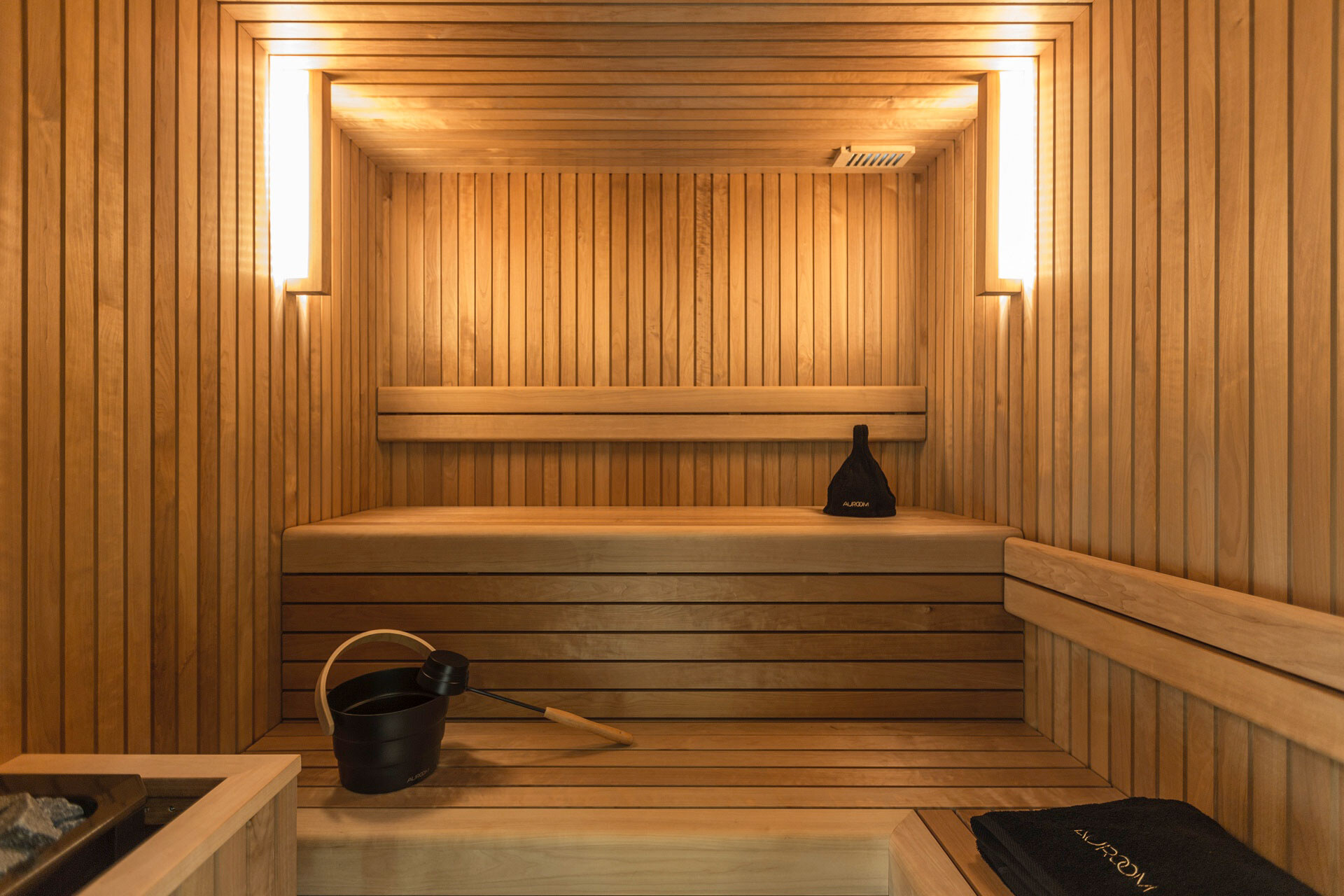 Beleuchtete Auroom-Sauna Familia aus Erlenholz mit Saunazubehör