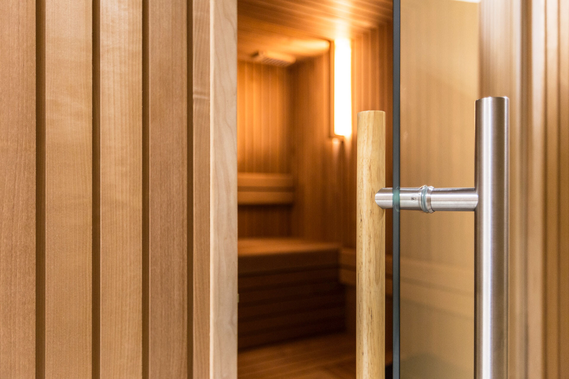 Beleuchtete Auroom-Sauna Familia aus Erlenholz mit Glastüre