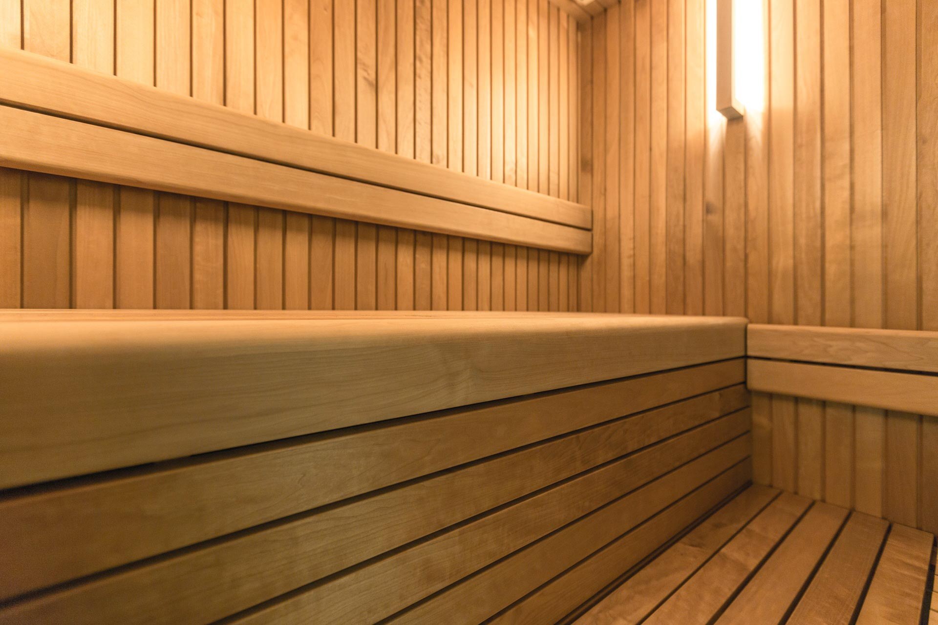 Beleuchtete Auroom-Sauna Familia aus Erlenholz im Abverkauf