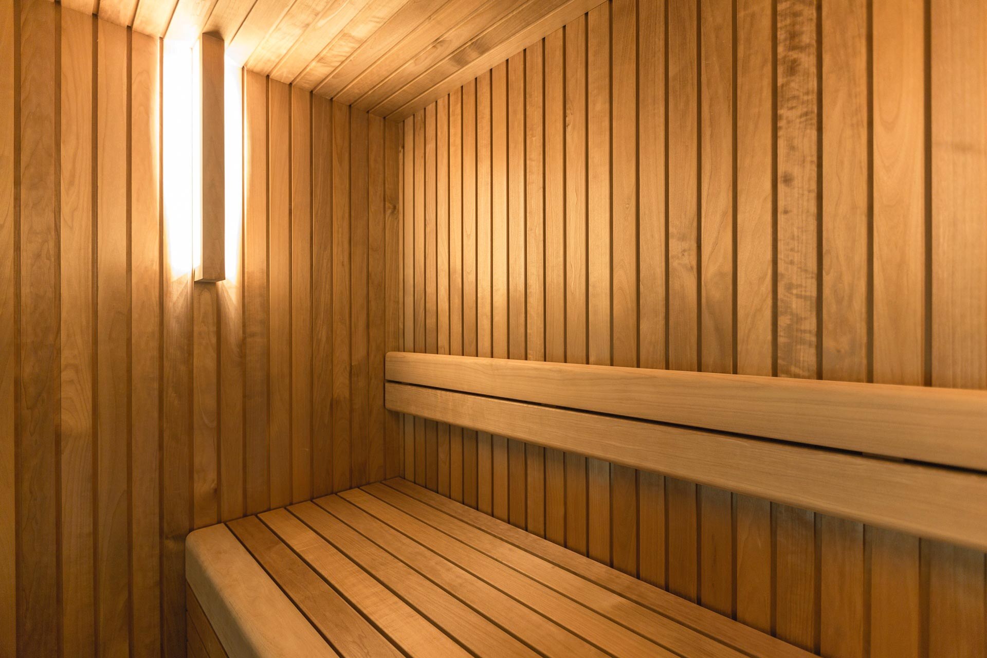 Beleuchtete Auroom-Sauna Familia aus Erlenholz im Abverkauf