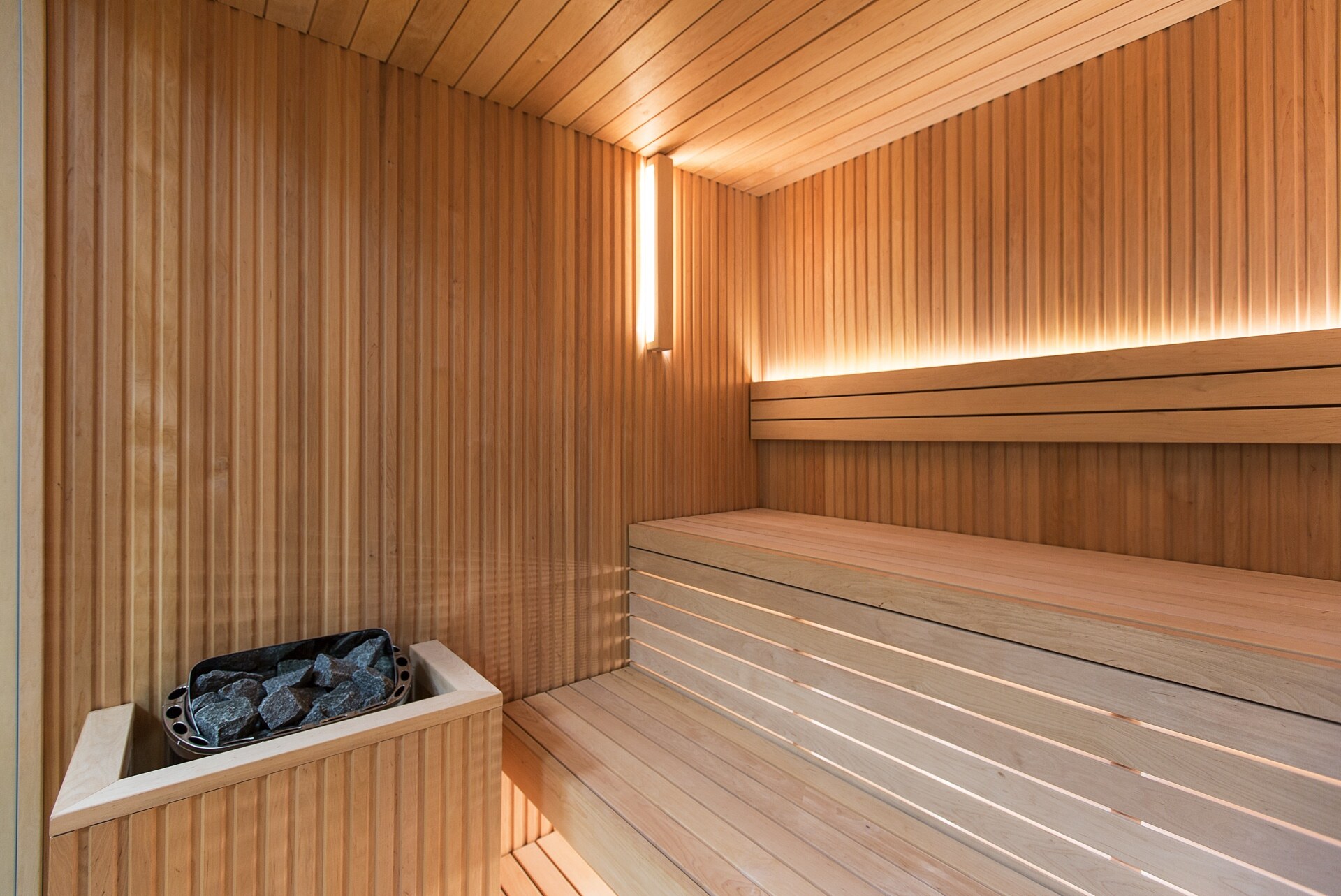 Beleuchtete Auroom-Sauna Libera aus Erlenholz im Abverkauf beim Saunahersteller Deisl
