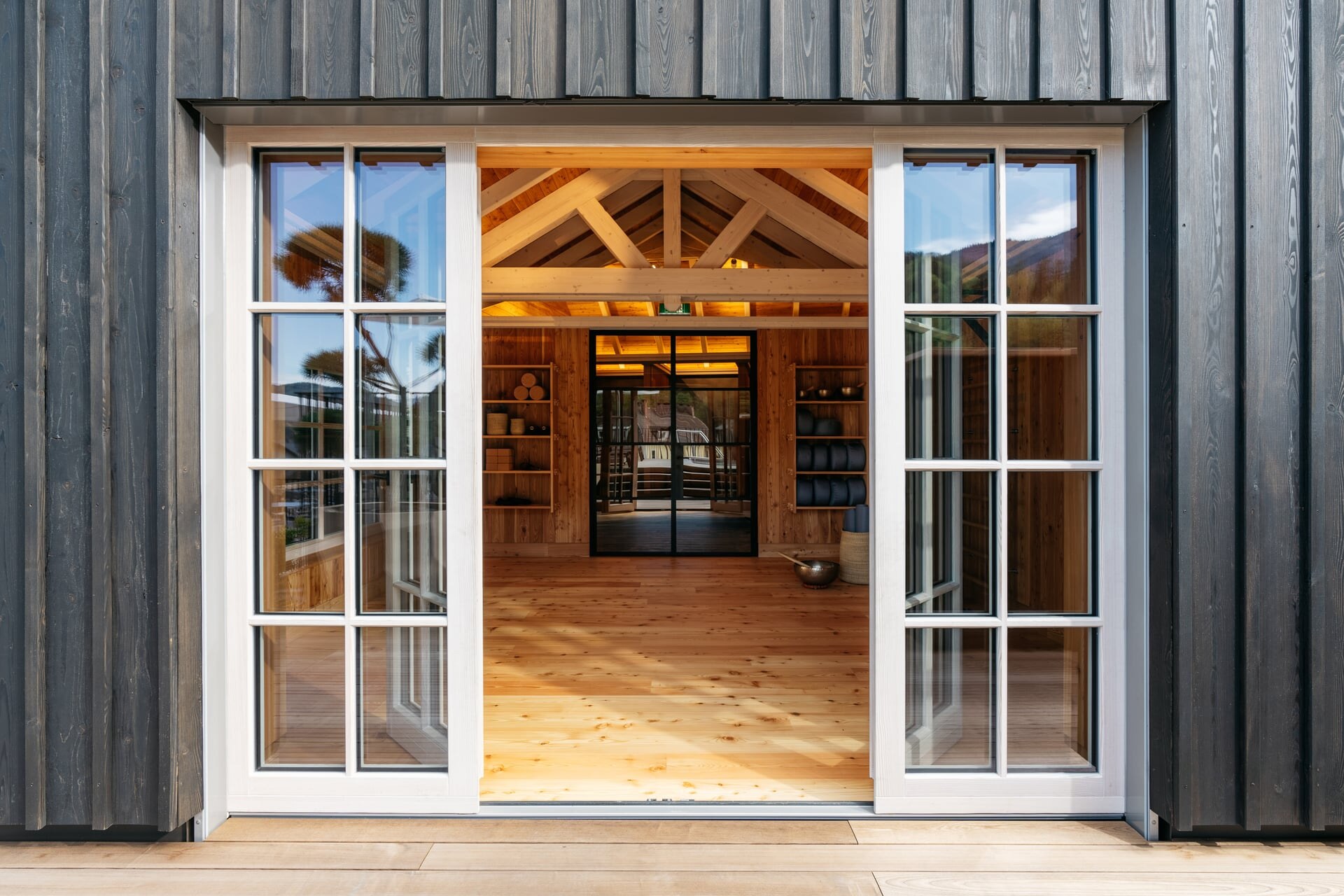 Blick in den Yogaraum des Gartenhauses im Refugium Lunz.