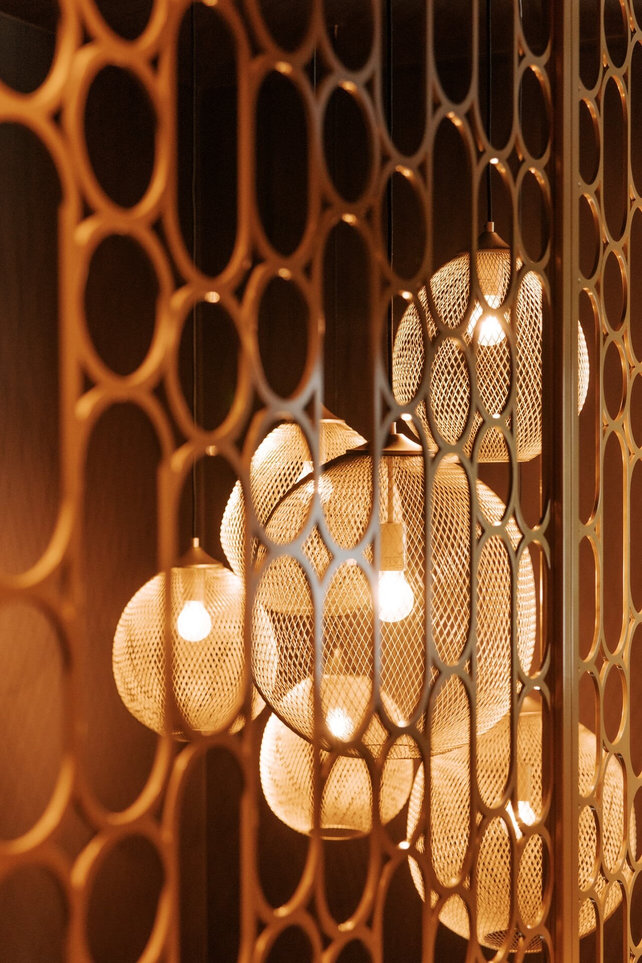 Detail eines goledenen Sichtschutz aus Metall im Spa-Bereich des Hotel Steiner.