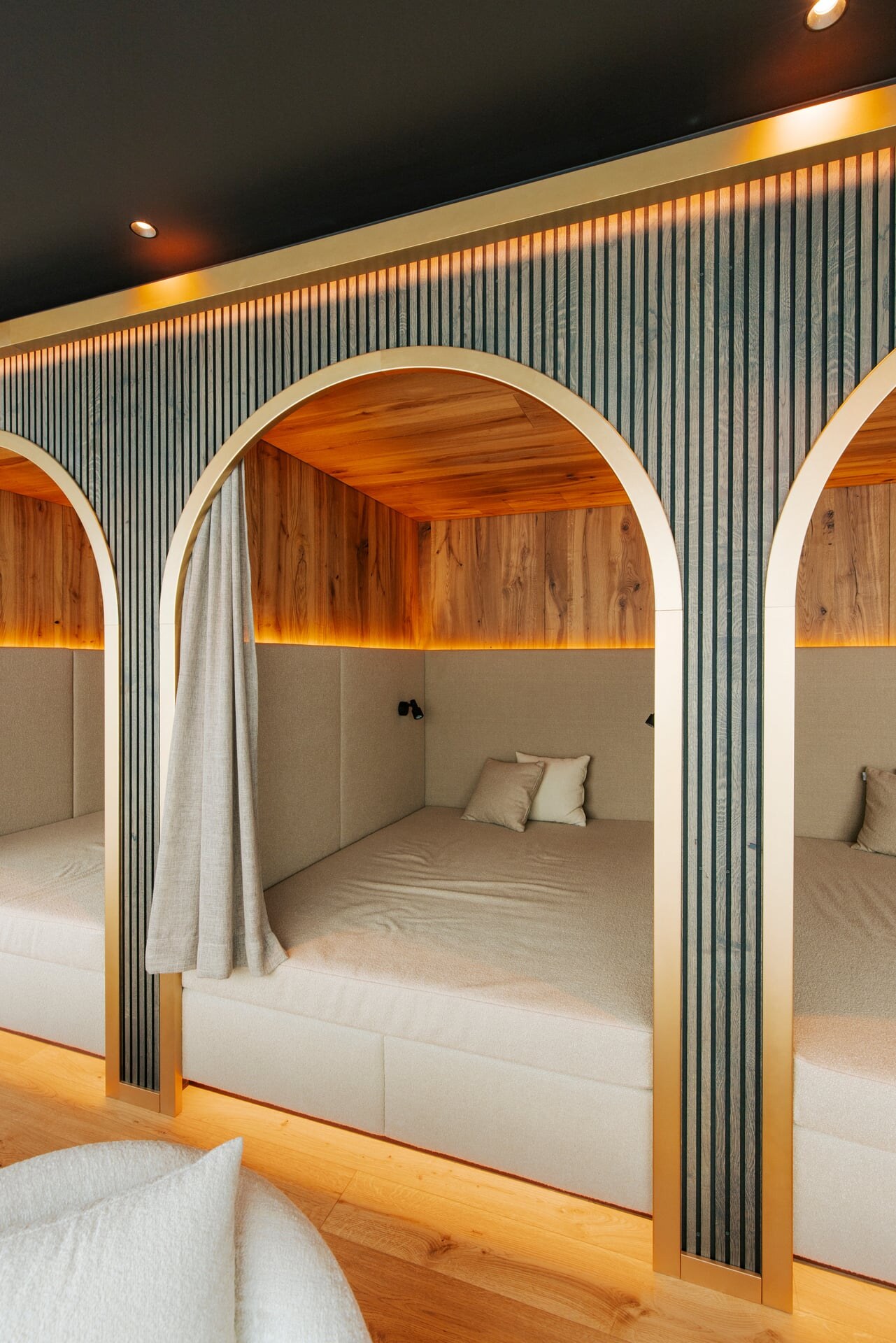 Moderne Ruhekoje im Adults-Only Spa des Hotel Steiner.