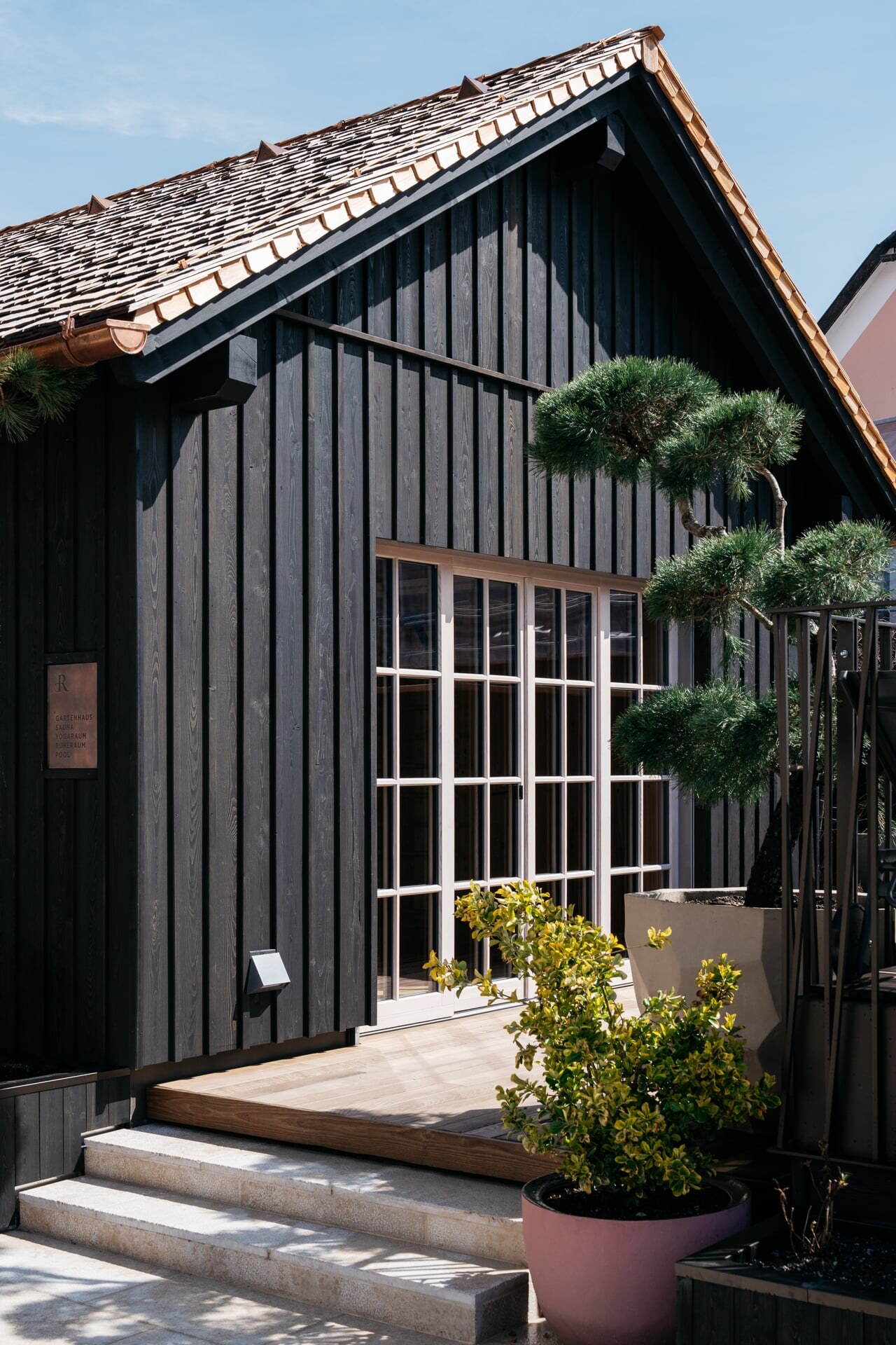 Gartenhaus mit schwarzer Holzfassade im Refugium Lunz.