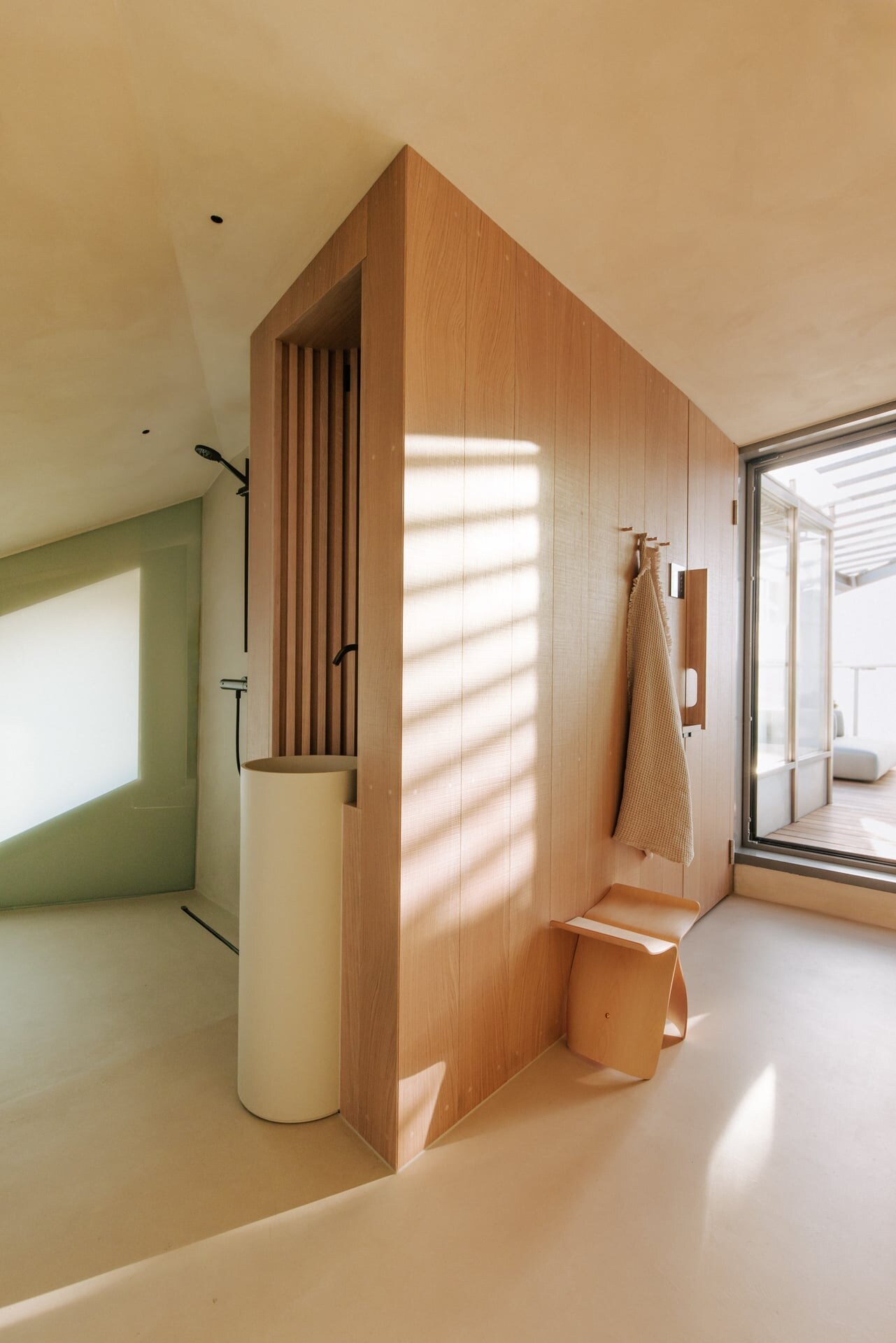 Luxus Sauna im Scandi Stil mit integriertem Waschtisch, eingebaut in ein minimalistisches Badezimmer mit bodenebener Dusche.