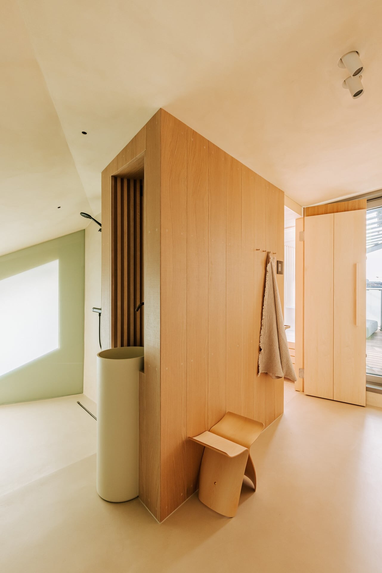 Moderne Design-Sauna im Scandi Stil mit integriertem Waschtisch, eingebaut in ein minimalistisches Badezimmer mit bodenebener Dusche.