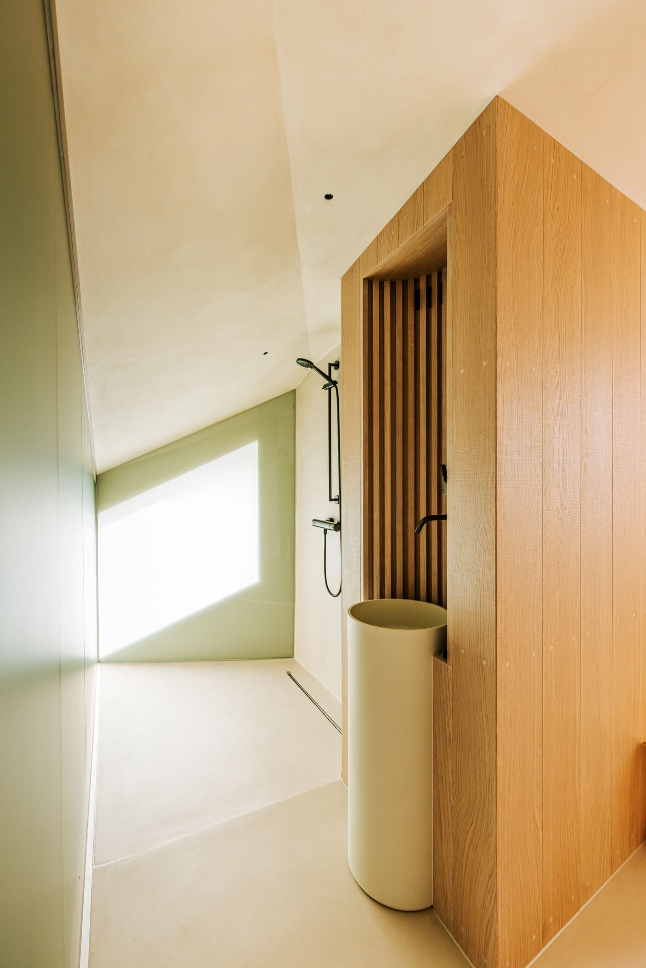 Moderne Sauna im Scandi Stil mit integriertem Waschtisch, eingebaut in ein minimalistisches Badezimmer mit Gipswänden und bodenebener Dusche.