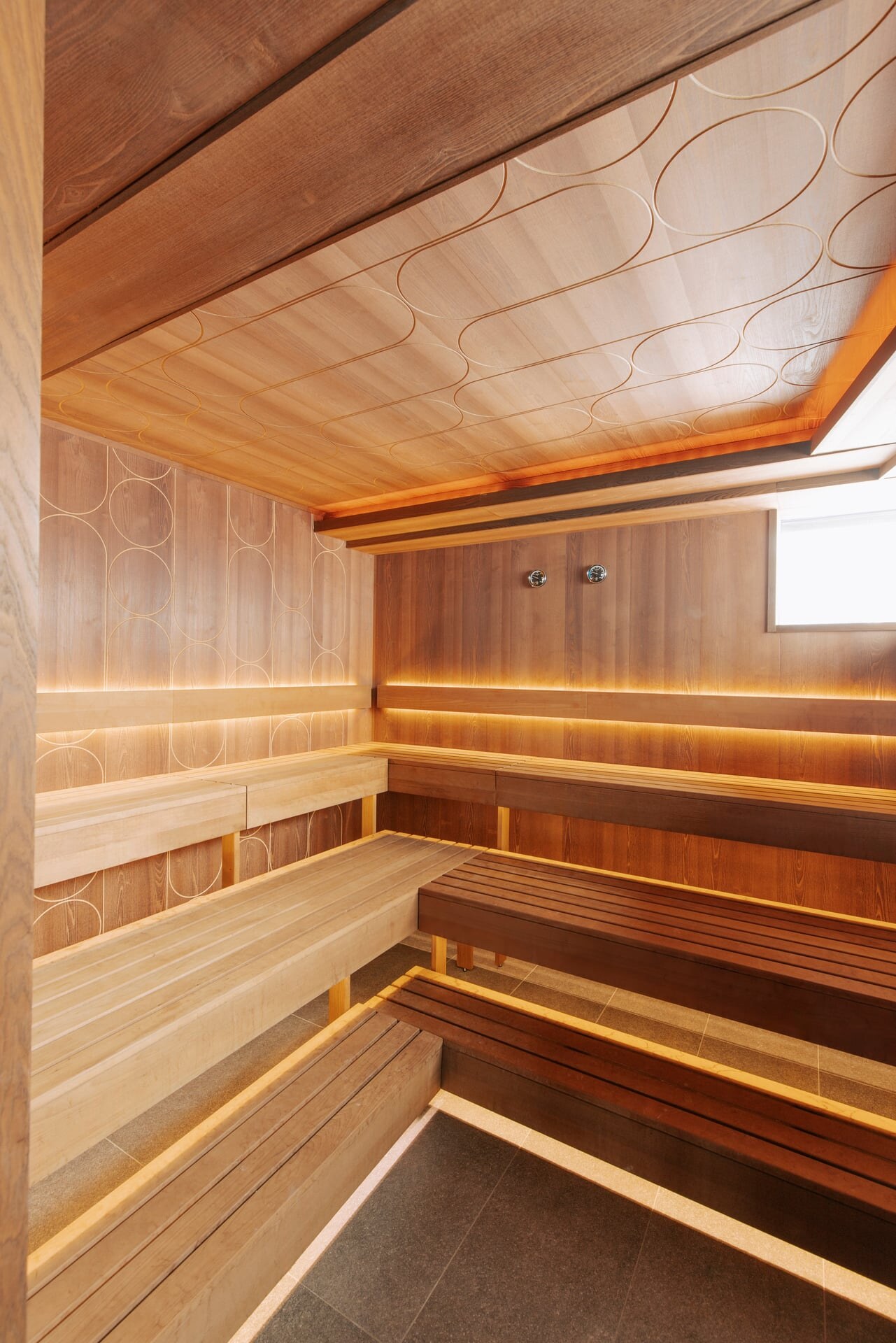 Moderne Luxus-Sauna aus dunklem Akazienholz im Adluts-Only Spa des Hotel Steiner.