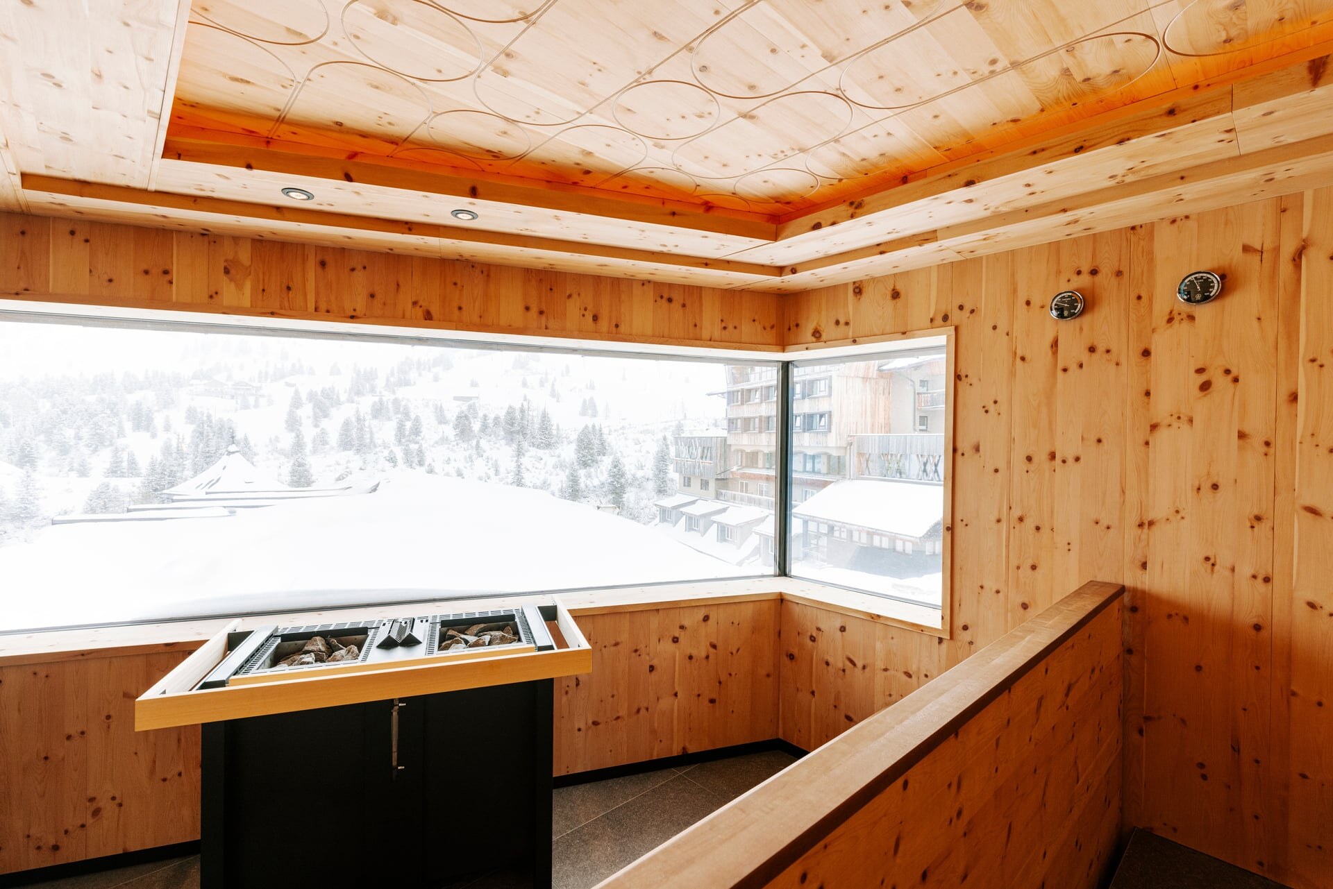 Moderne Zirnebsauna mit Panoramafenster und Ausblick auf das Skigebiet Obertauern im Berg-Spa des Hotel Steiner.