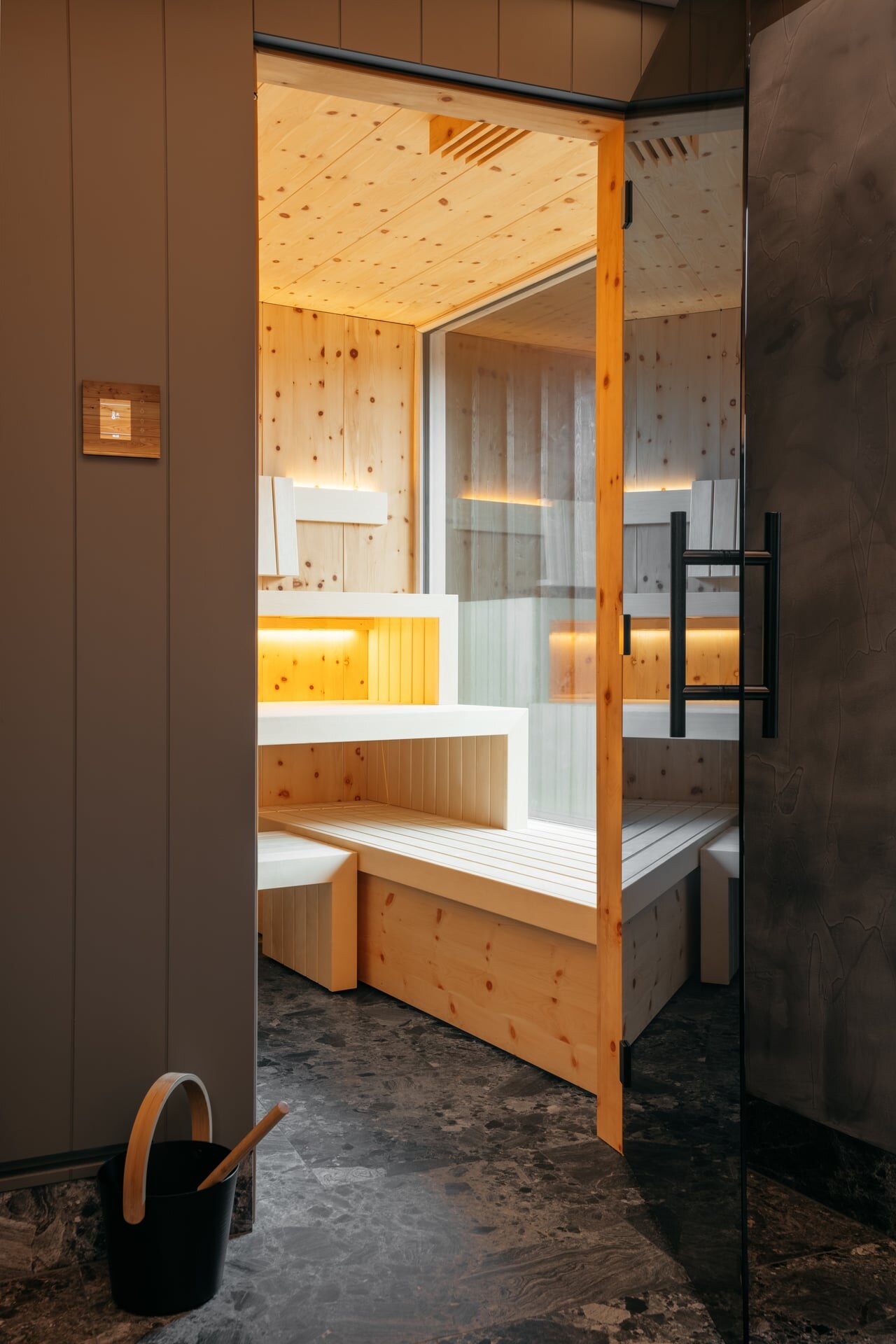 Blick in die moderne Zirbensauna integriert in das Gartenhaus des Refugium Lunz.