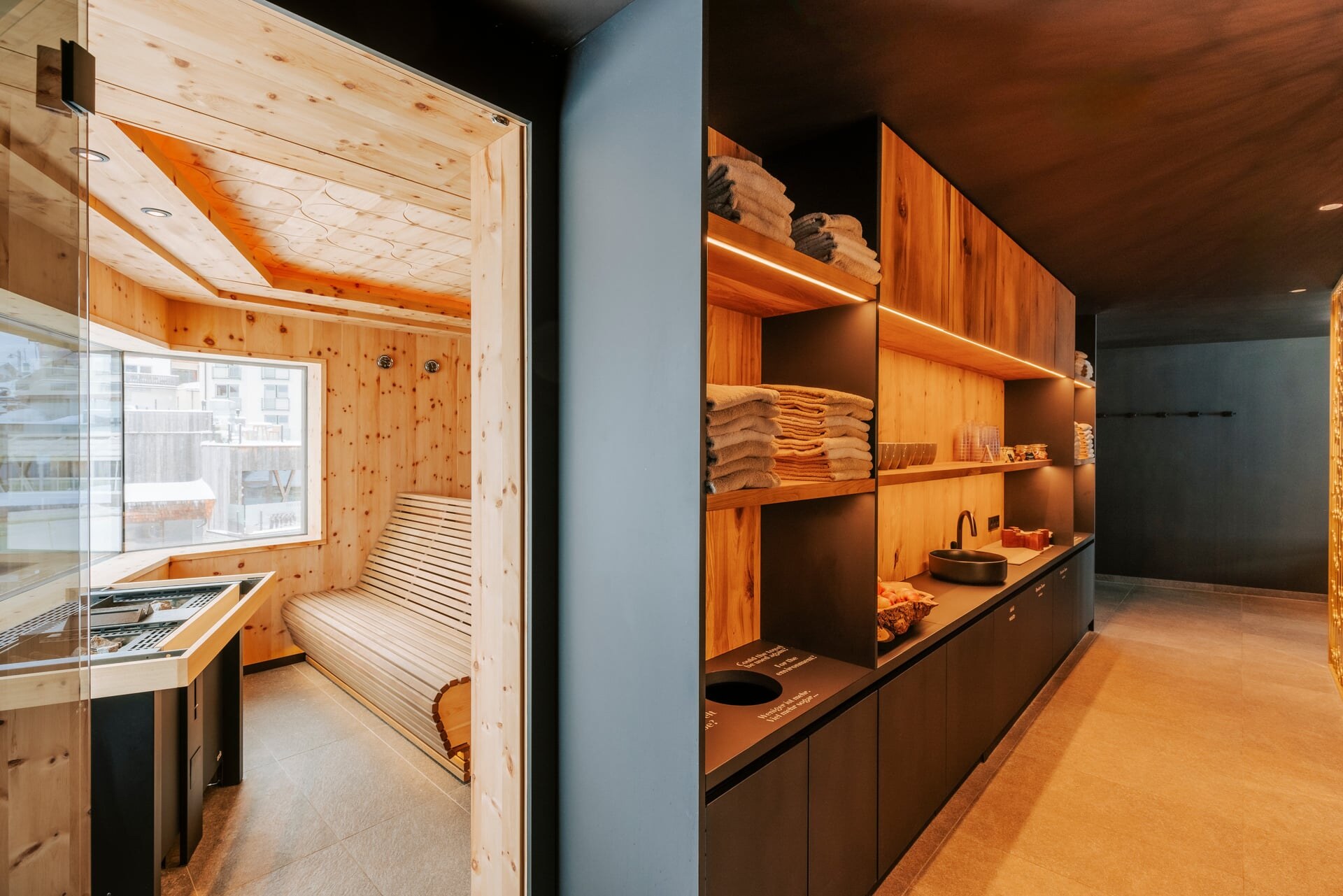 Moderner Wellnessbereich mit Zirbensauna und Vitaminbad im Berg-Spa des Hotel Steiner.