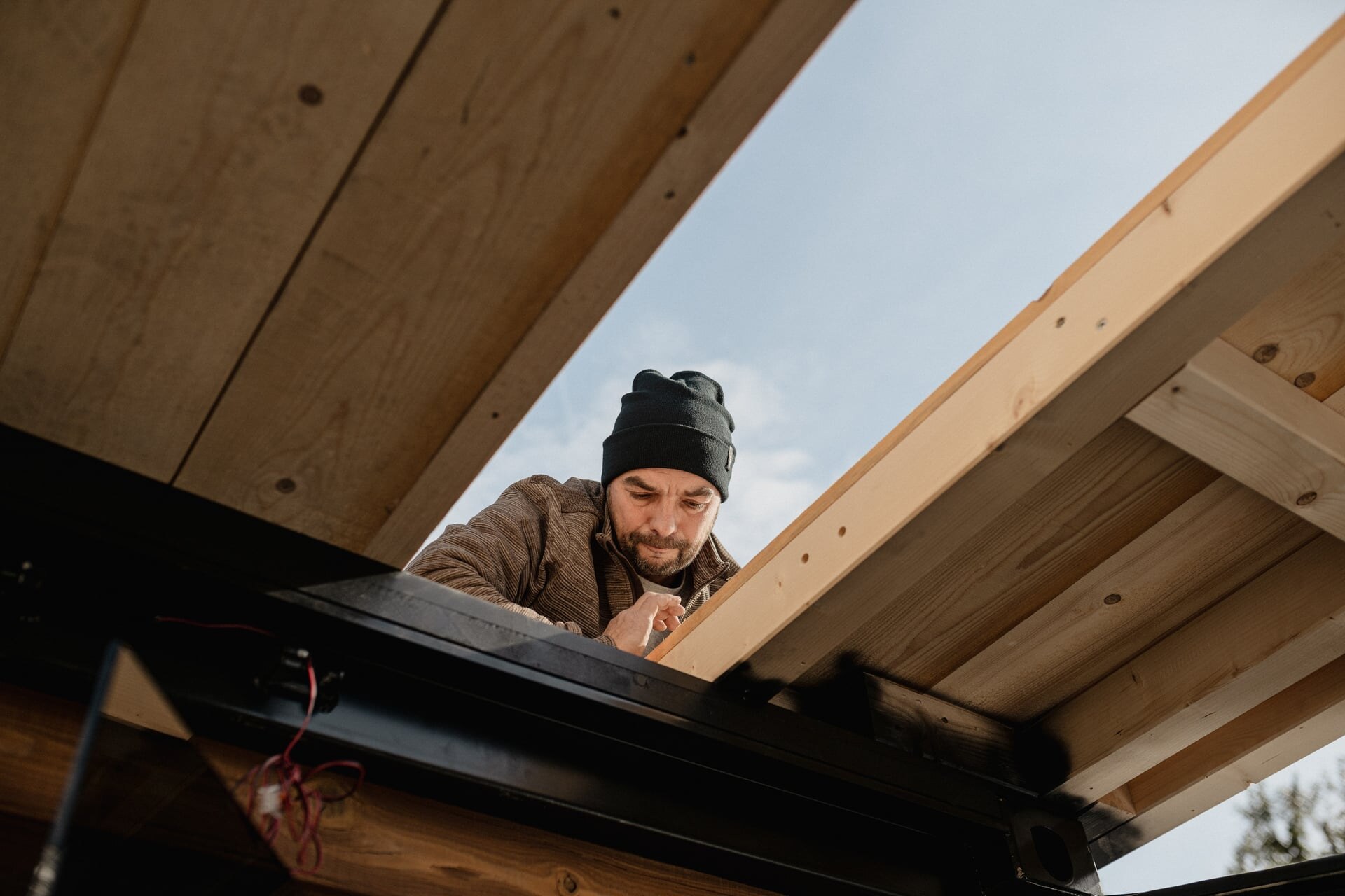 Deisl Montagetischler bei der Saunamontage einer Dachkonstruktion.