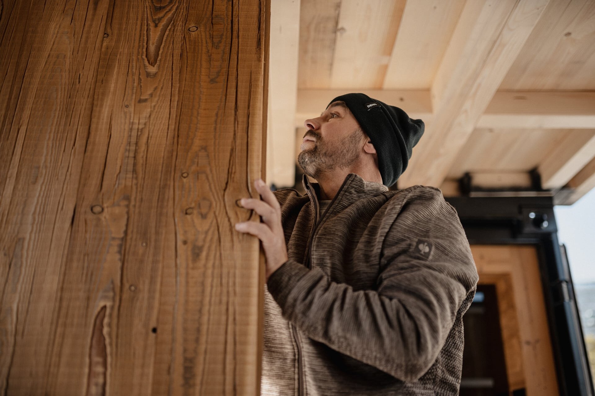 Deisl Monteur bei der Saunamontage einer Seitenwand.