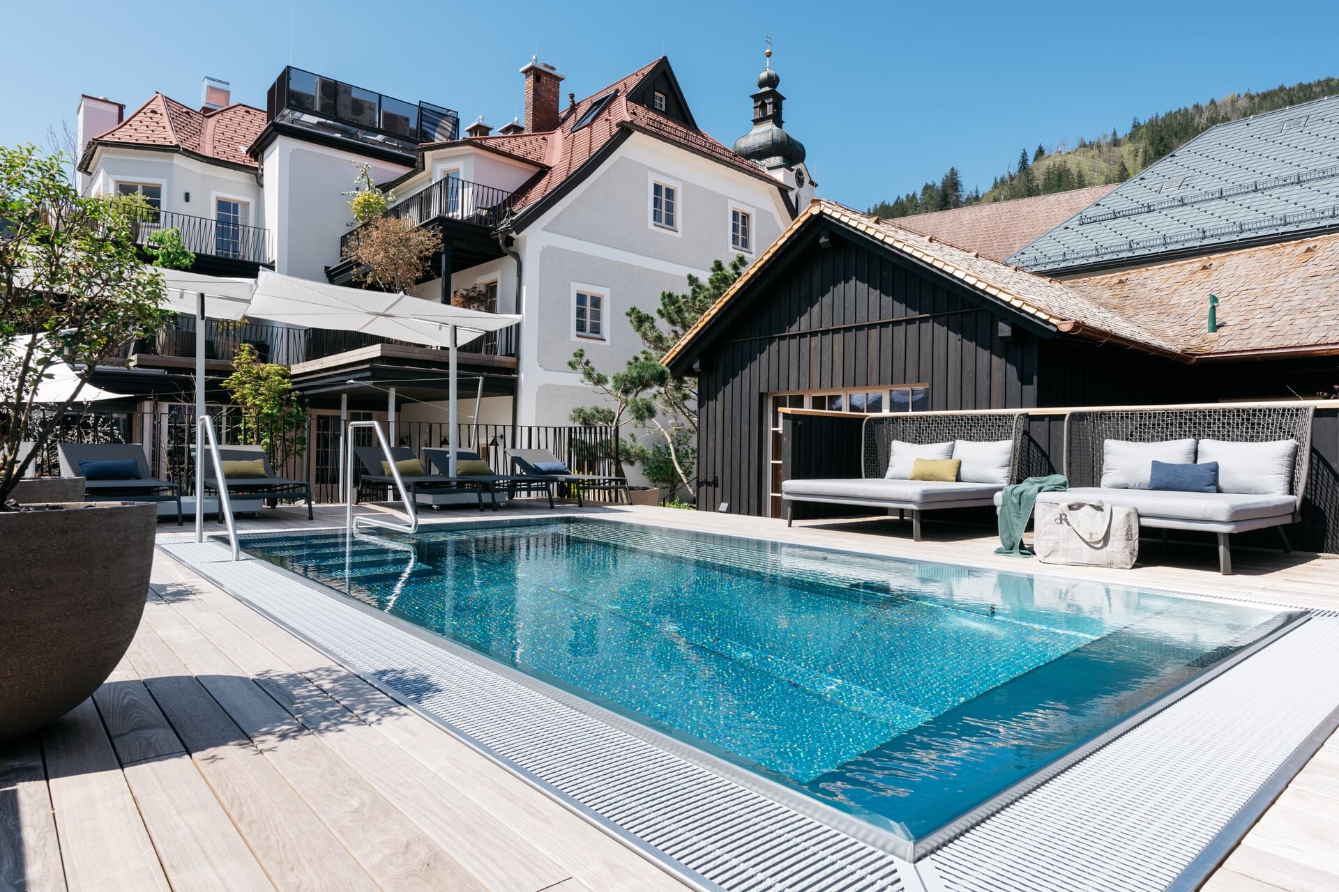 Outdoor Pool und Gartenhaus im Refugium Lunz am See.