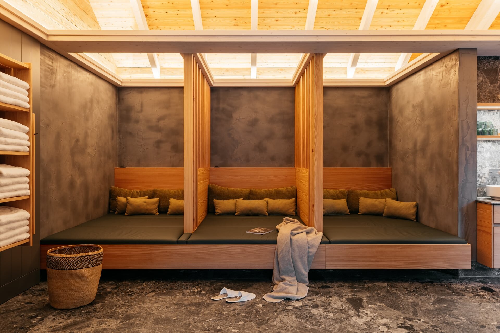 Ruhekojen im Wellnessbereich des Refugium Lunz.