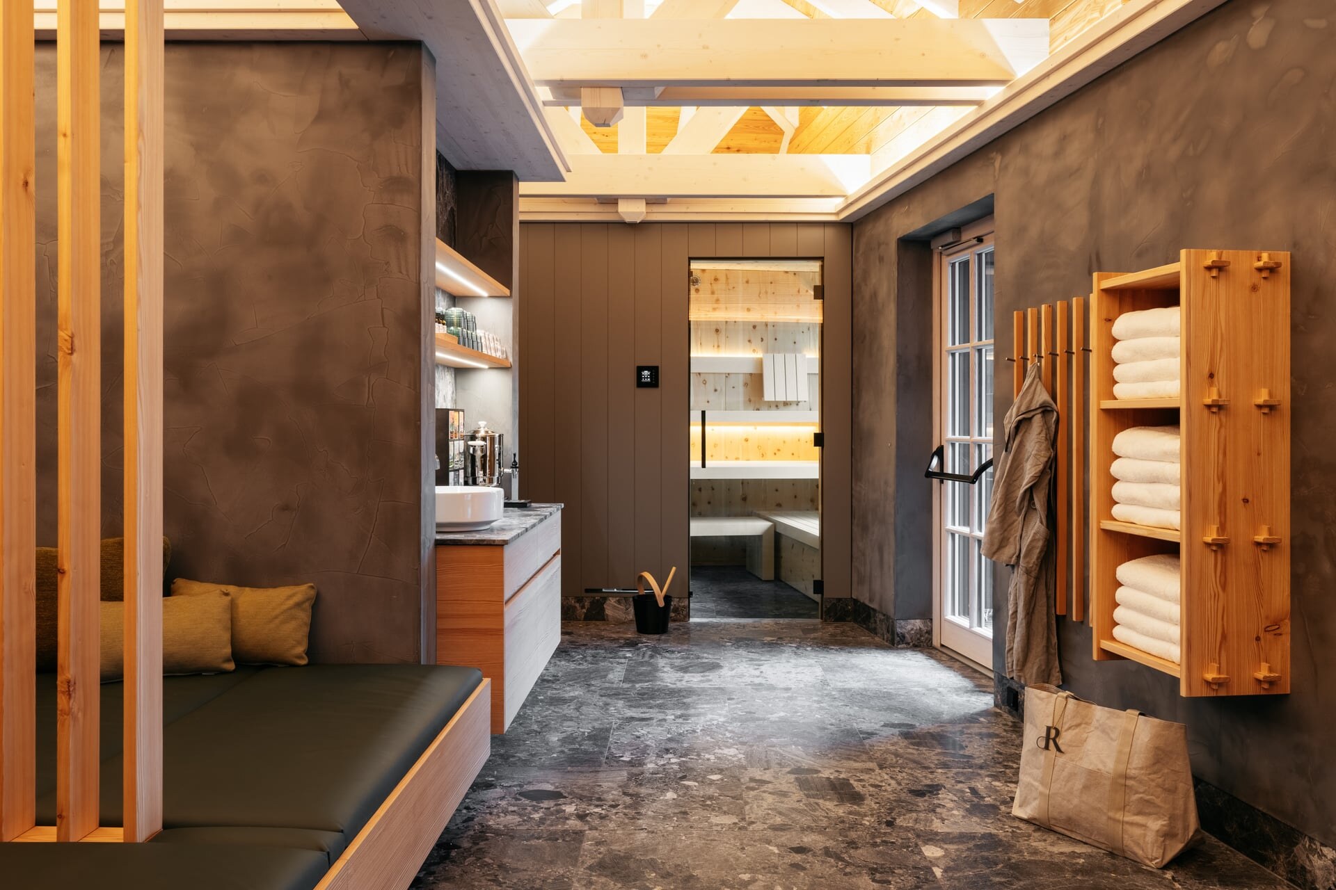 Wellnessbereich mit Sauna im Gartenhaus des Refugium Lunz.