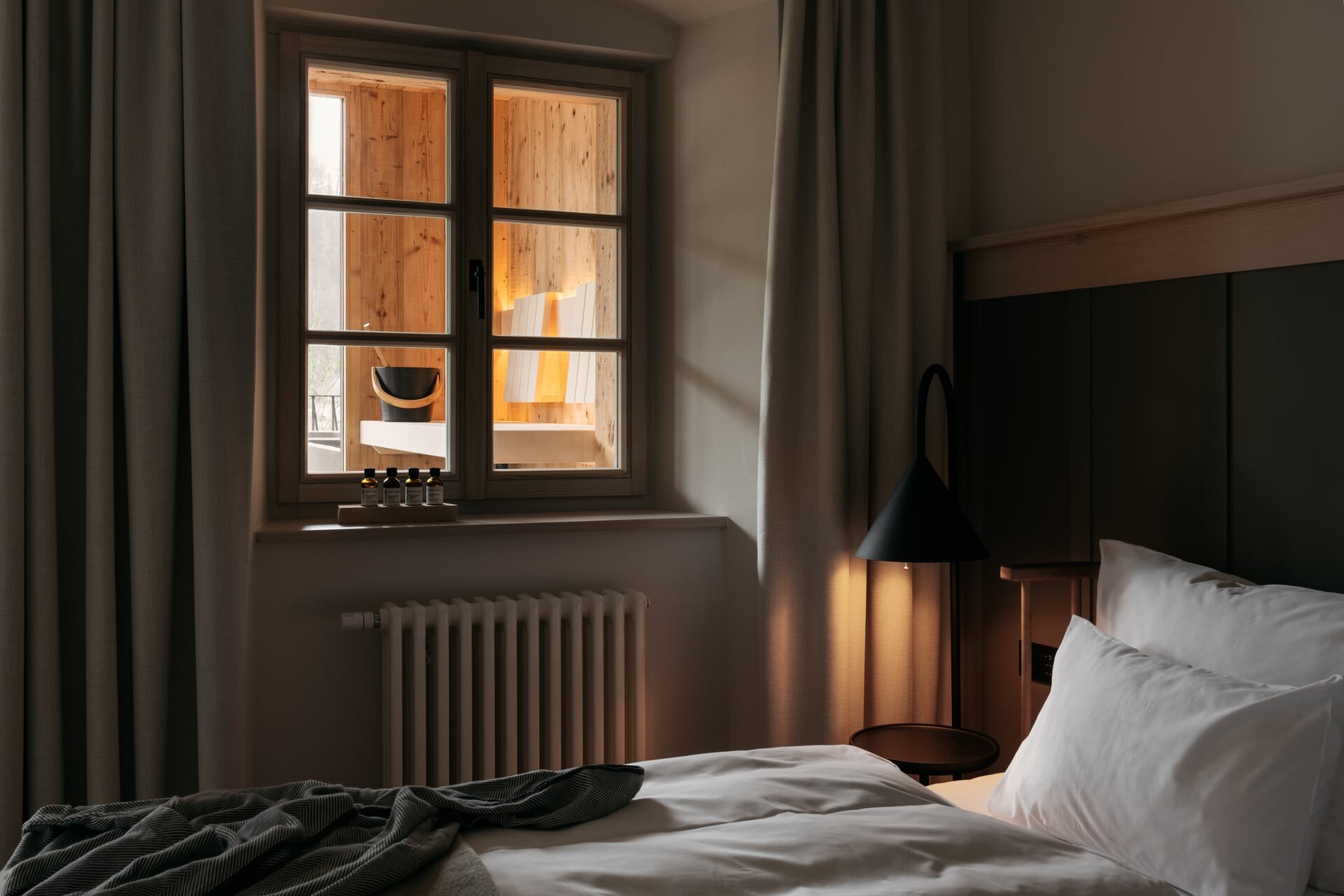 Schlafzimmer mit Sauna en Suite und integriertem Fenster im Refugium Lunz am See.