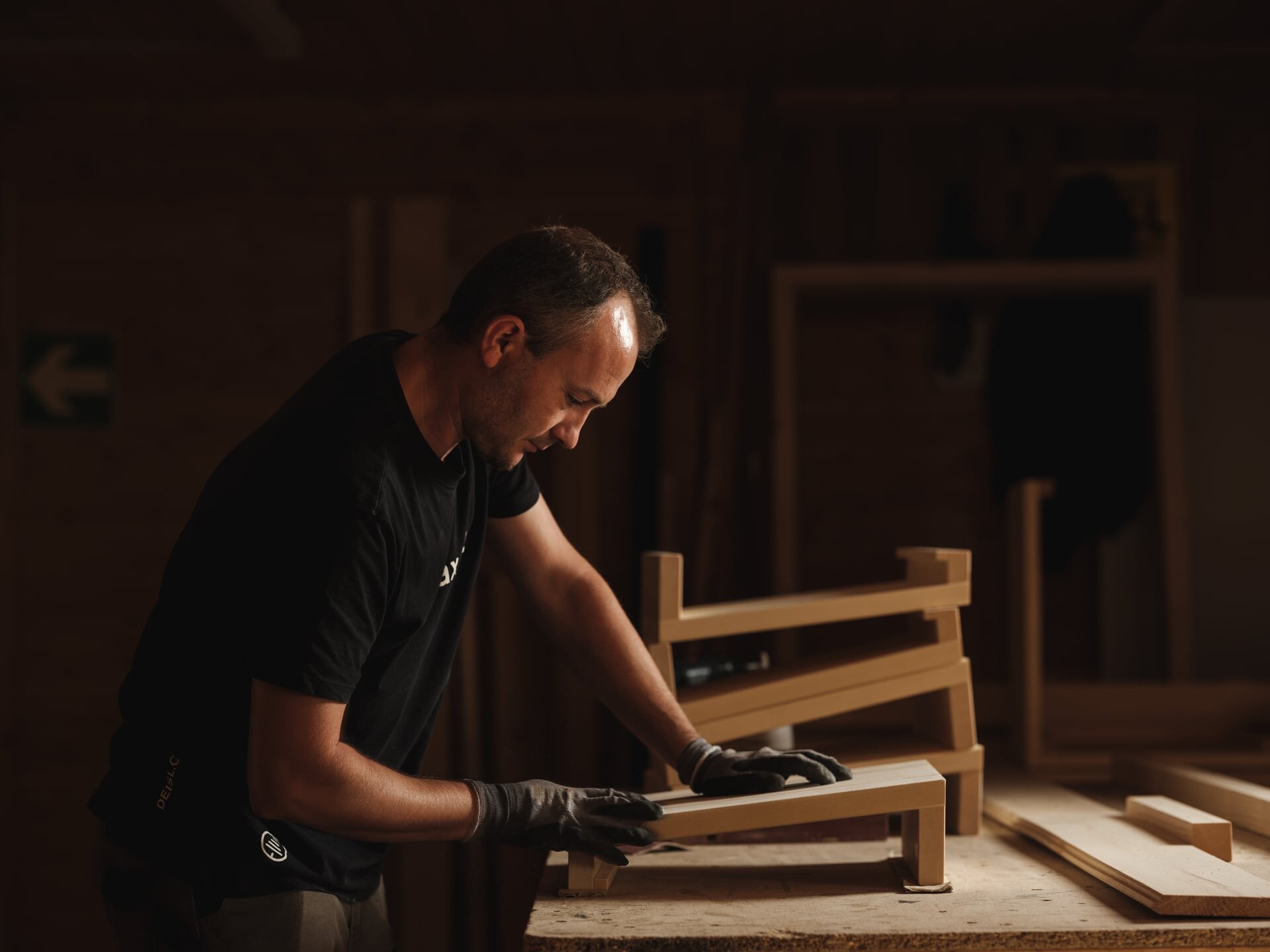 Ein Deisl Tischler fertigt in der Werkstatt Kopfstützen aus hellem Holz für eine Sauna.
