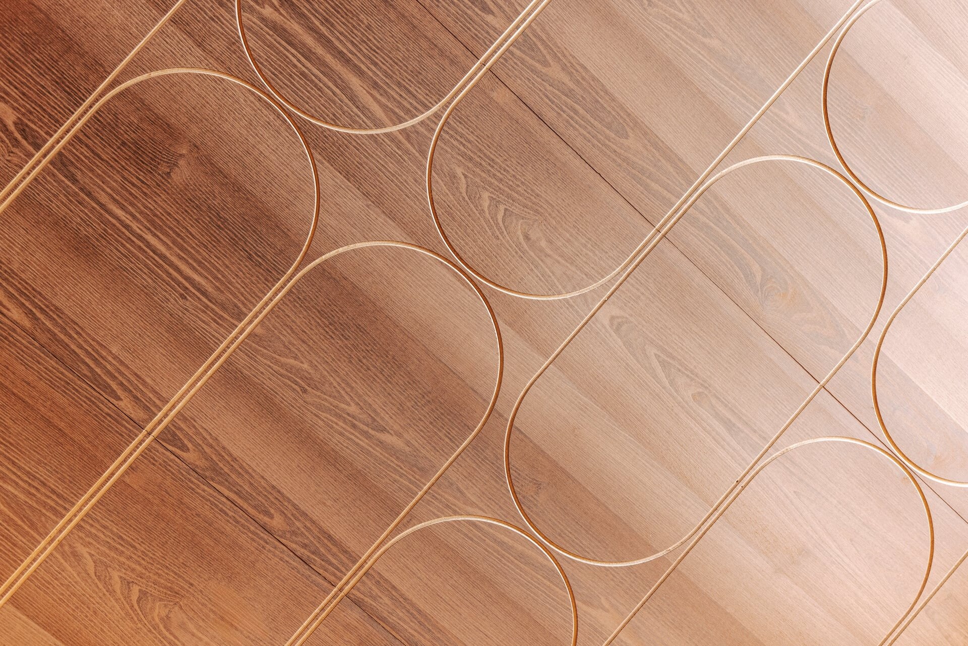 Holzdetail einer Sauna aus dunklem Akazienholz mit dekorativen Fräsungen.