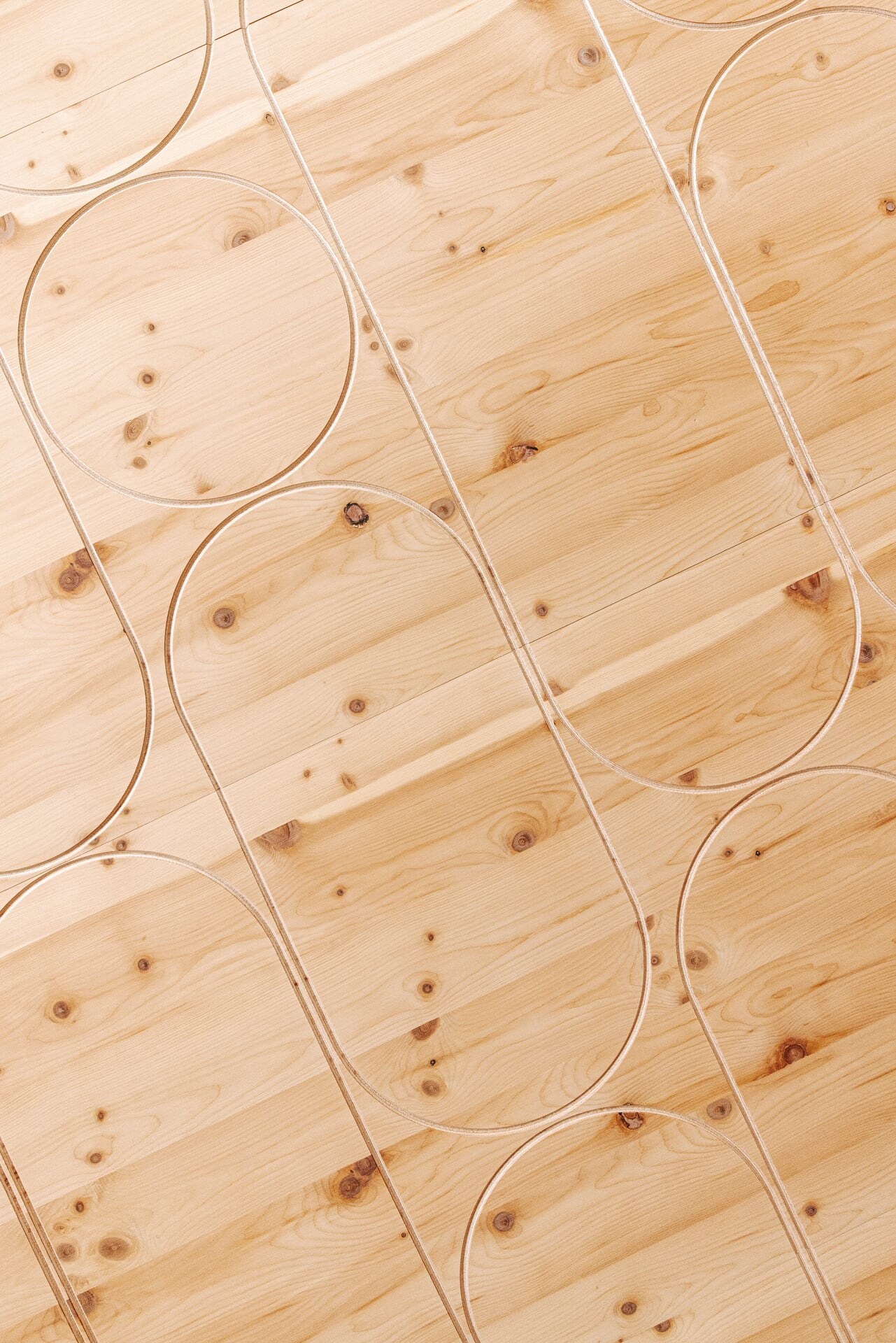 Holzdetail einer modernen Zirbensauna mit dekorativen Fräsungen.