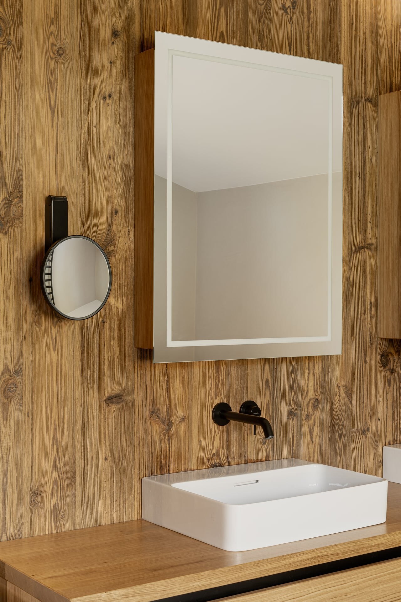 Waschtisch in modernem alpinen Stil in einem Chalet Badezimmer.