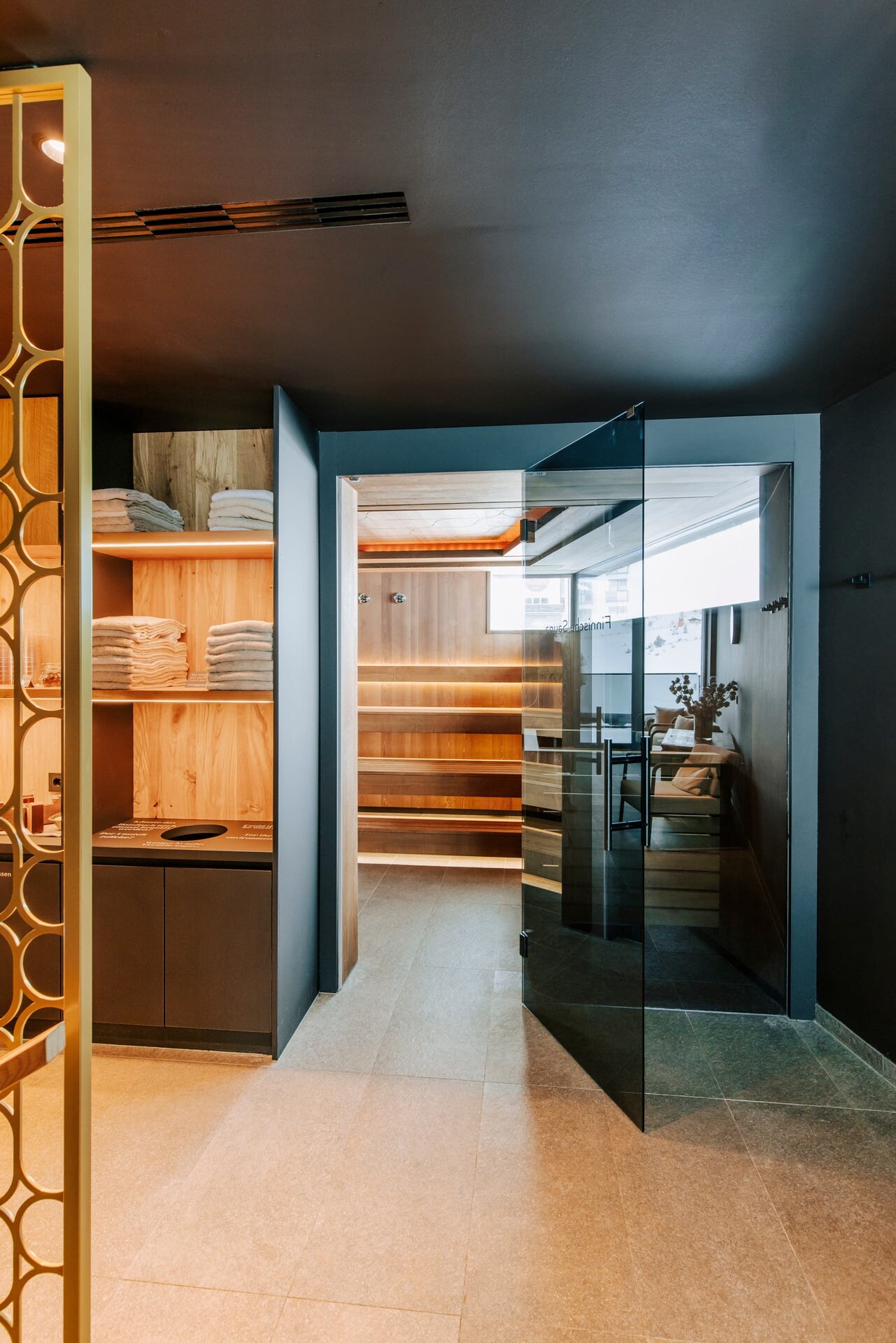 Wellnessbereich mit finnischer Sauna aus dunklem Akazienholz im Hotel Steiner.
