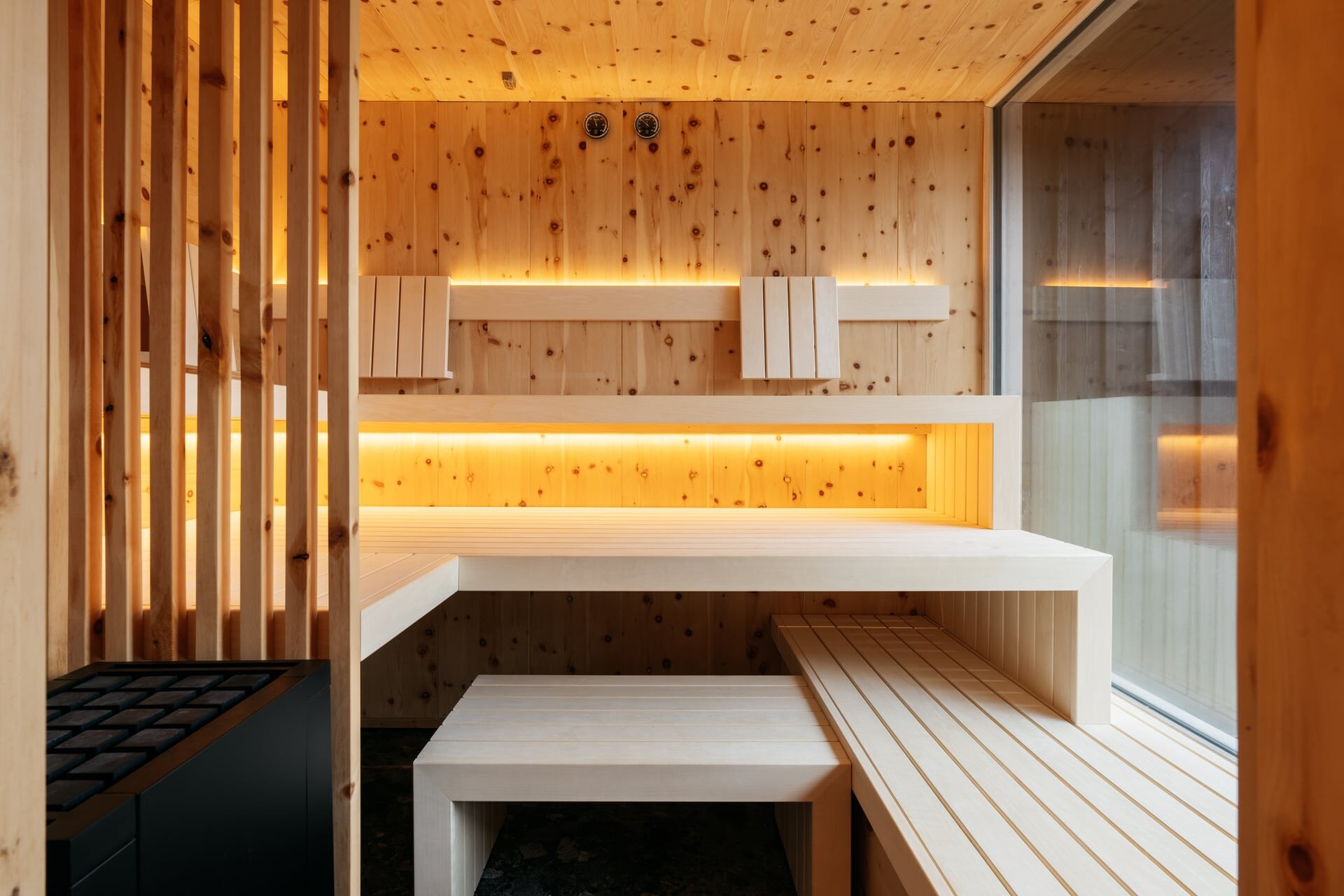 Zirbensauna in modernem Design mit Sichtchutz und Panoroamafenster im Gartenhaus des Refugium Lunz.