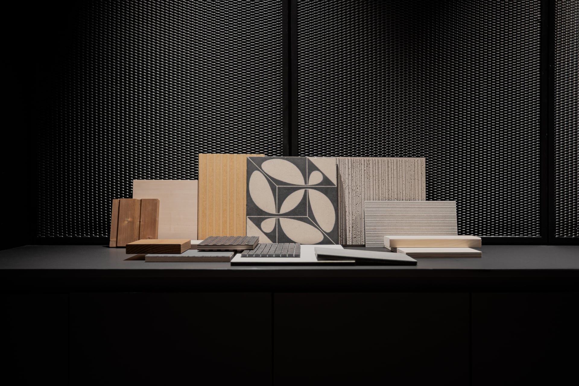 Collage von Materialmustern aus Fliese, Holz und Microzement für ein Saunaprojekt