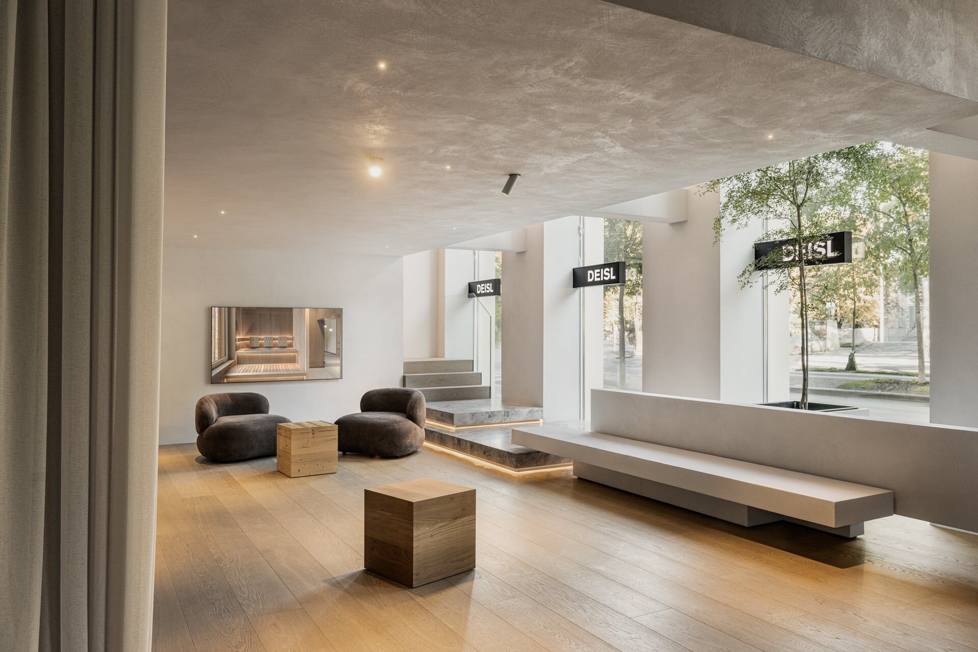 Moderner Concept Showroom mit Baum von Deisl Sauna & Wellness am Schubertring in Wien.
