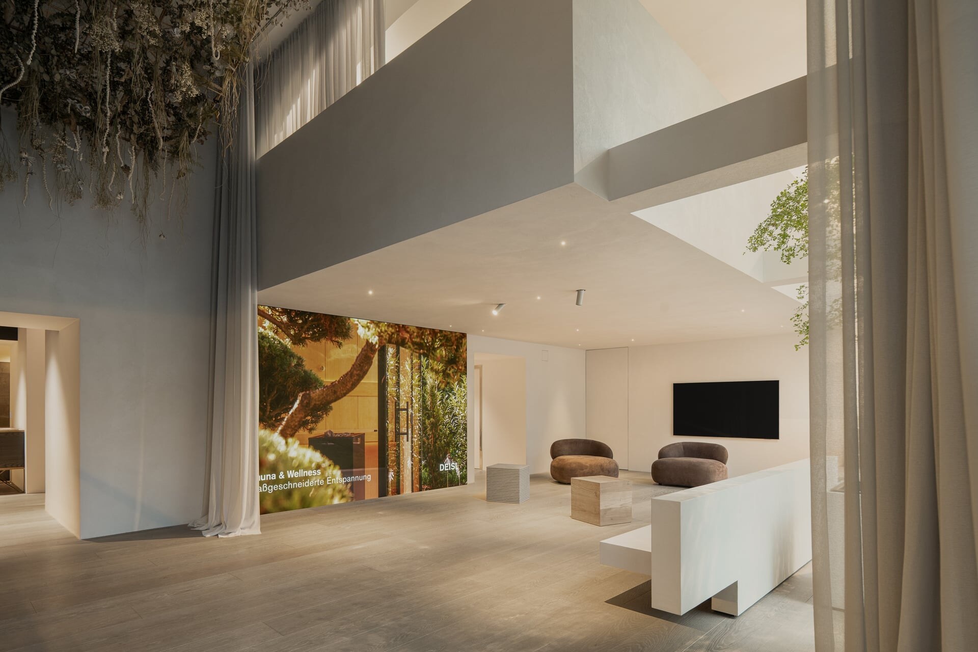 Moderner Concept Showroom mit raumhoher LED-Wall von Deisl Sauna & Wellness am Schubertring in Wien.