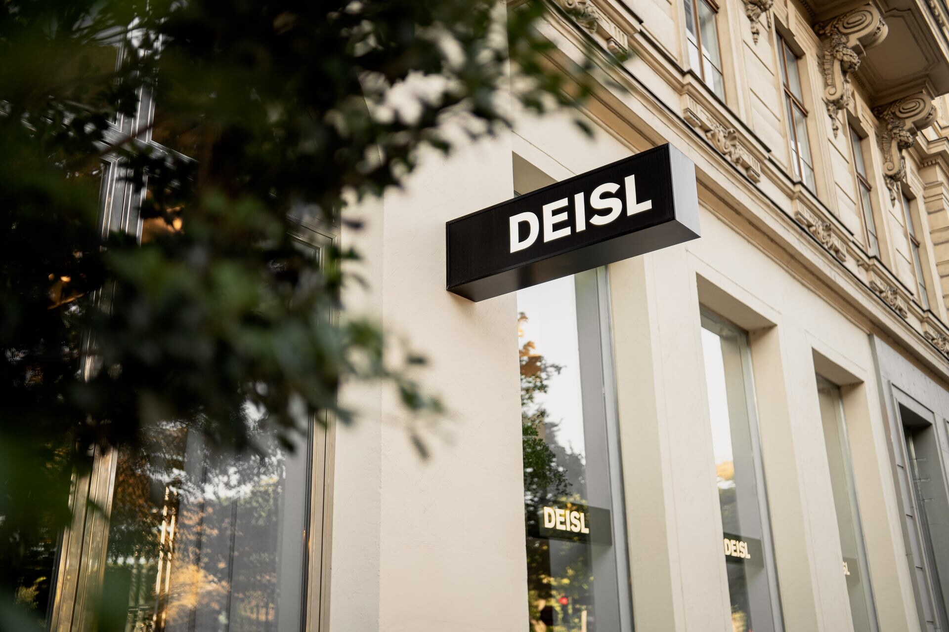Eingang zum Concept Showroom von Deisl Sauna & Wellness am Schubertring in Wien.