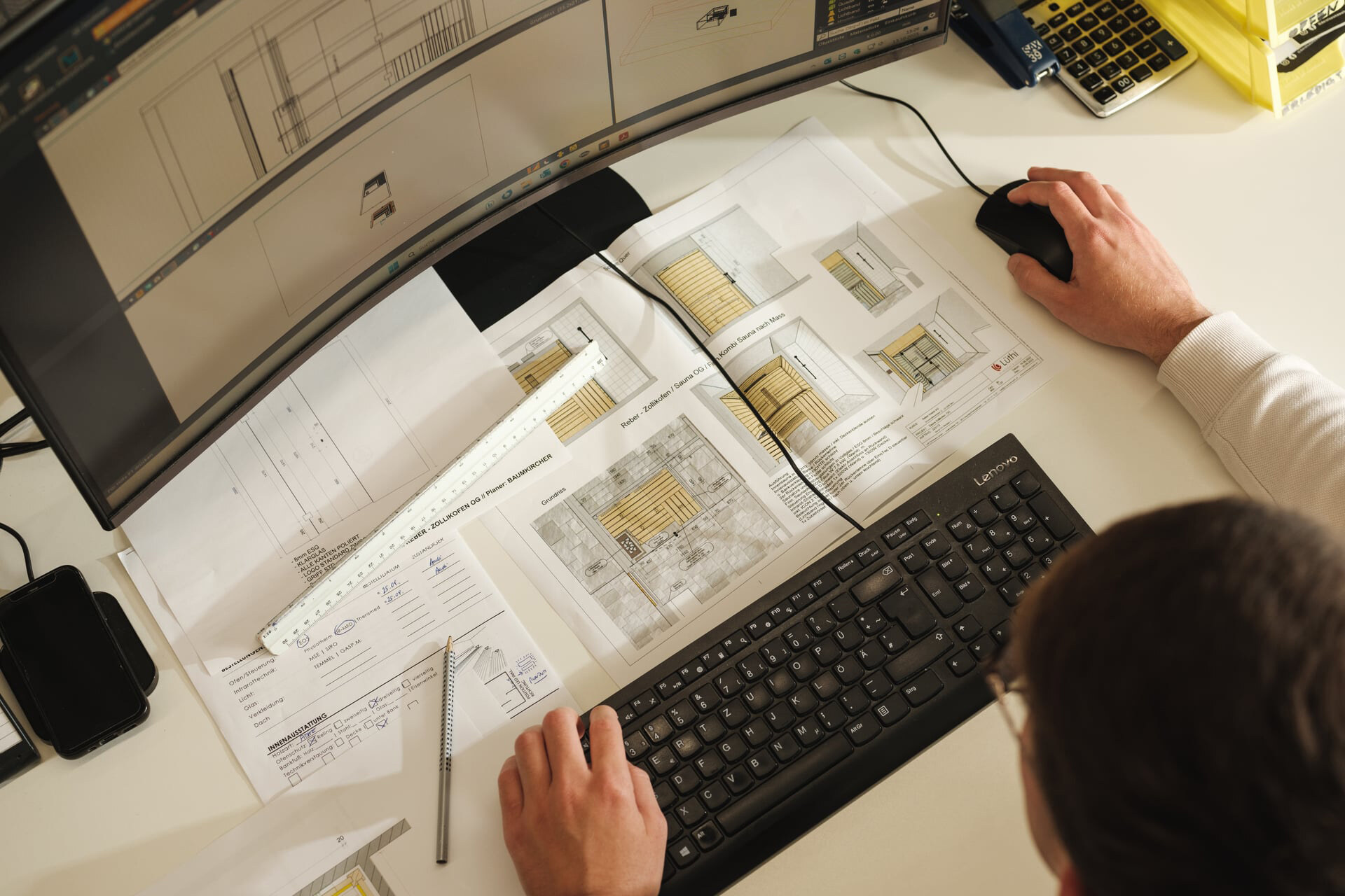 Technischer Planer bei der Saunaplanung in einem CAD-Programm.