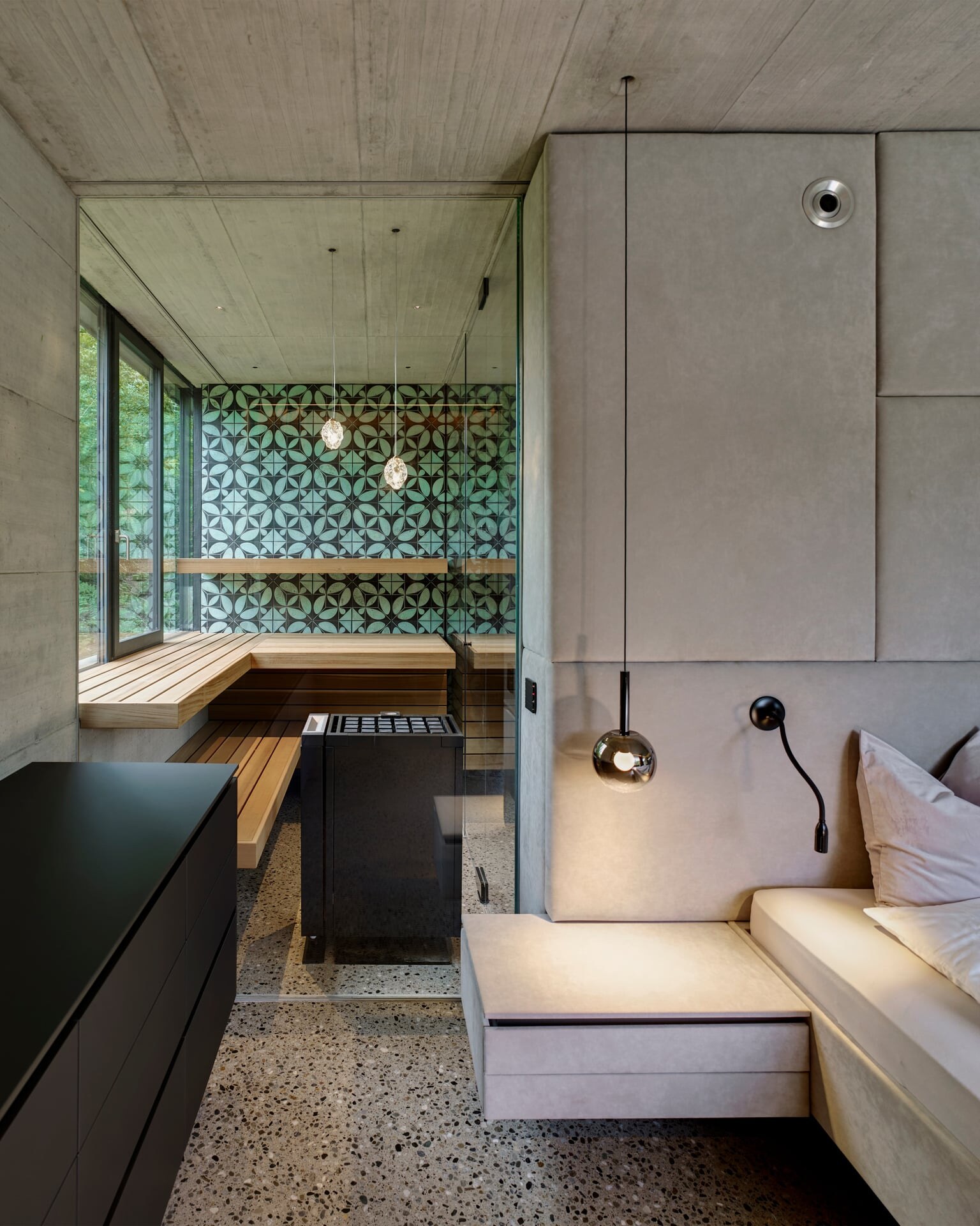 Luxussauna mit Glasfront im Schlafzimmer in modernem Design aus Zedernholz und dekorativen Raku-Fliesen.