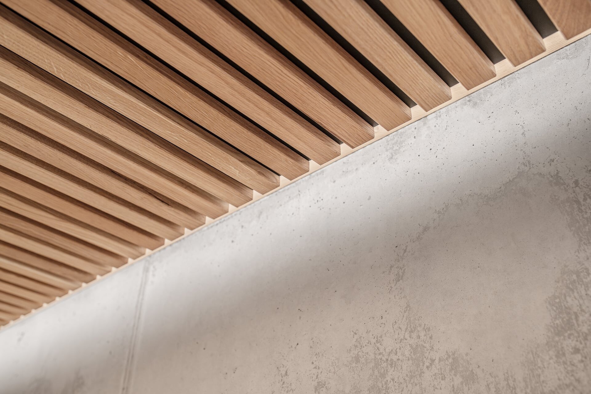 Materialdetail einer Profilholz-Verkledung und Betonboden im Wellnessbereich des Kurblhof in Tirol.