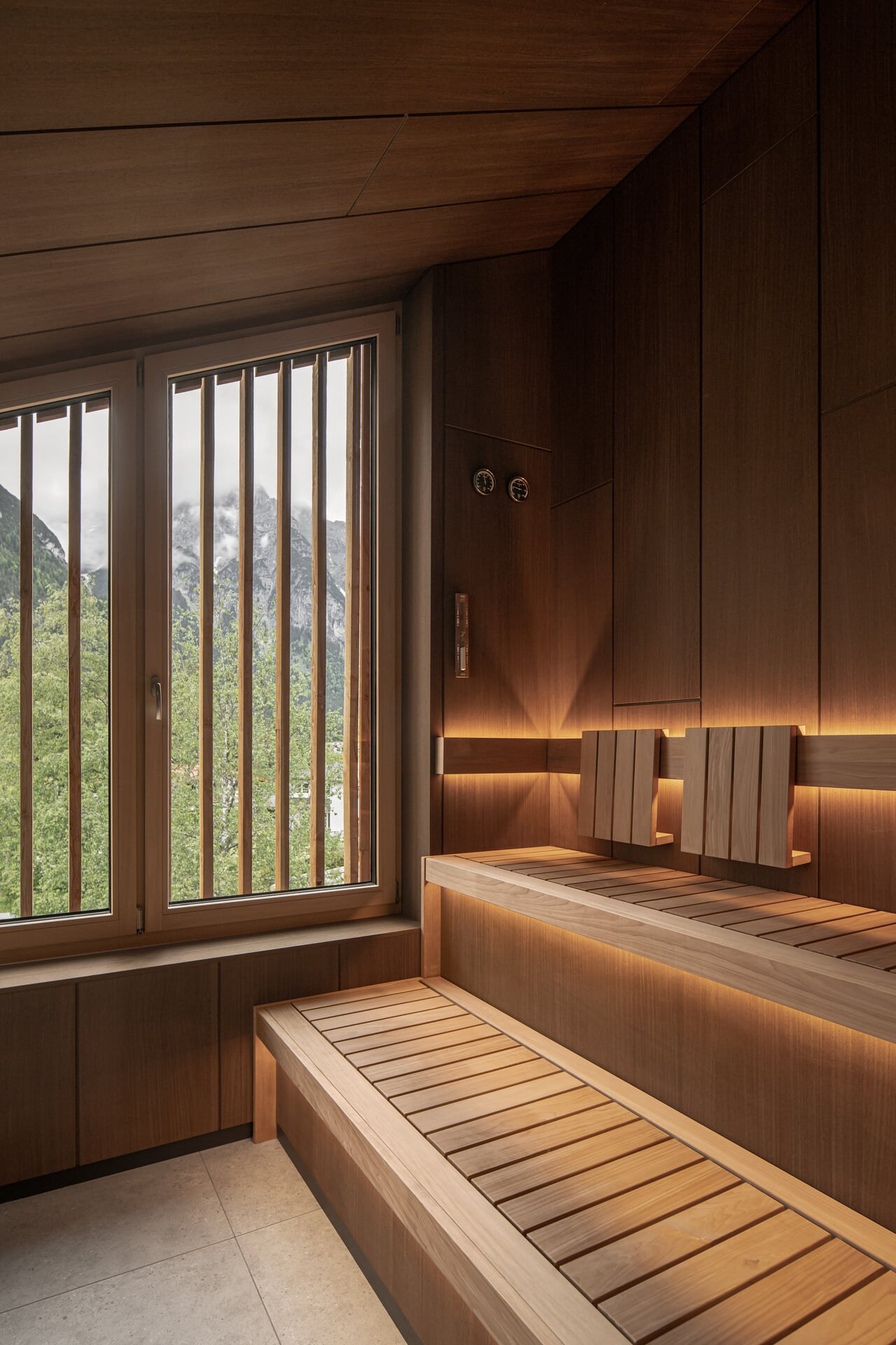 Moderne Biosauna unter einer Dachschräge integriert im Wellnessbereich des Tiroler Naturhotel Kurblhof.