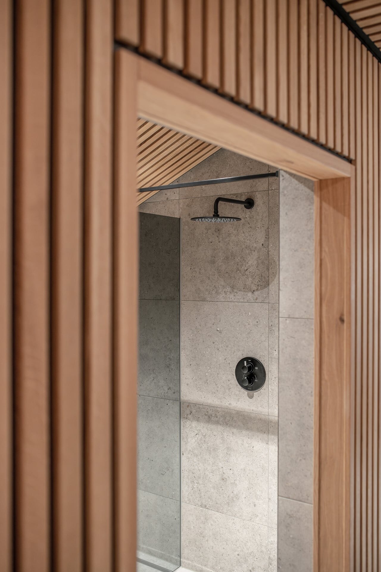 Moderne Dusche im Wellnessbereich des Naturhotel Kurblhof.