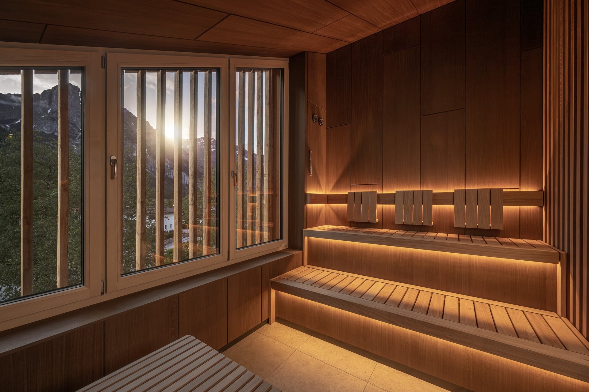 Moderne Panoramasauna aus Thermoespe unter einer Dachschräge integriert im Spa Bereich des Naturhotel Kurblhof