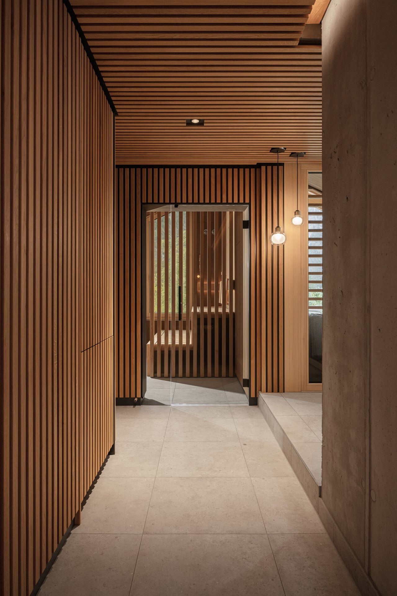 Moderner Sauna- und Wellnessbereich im Naturhotel Kurblhof in Tirol.