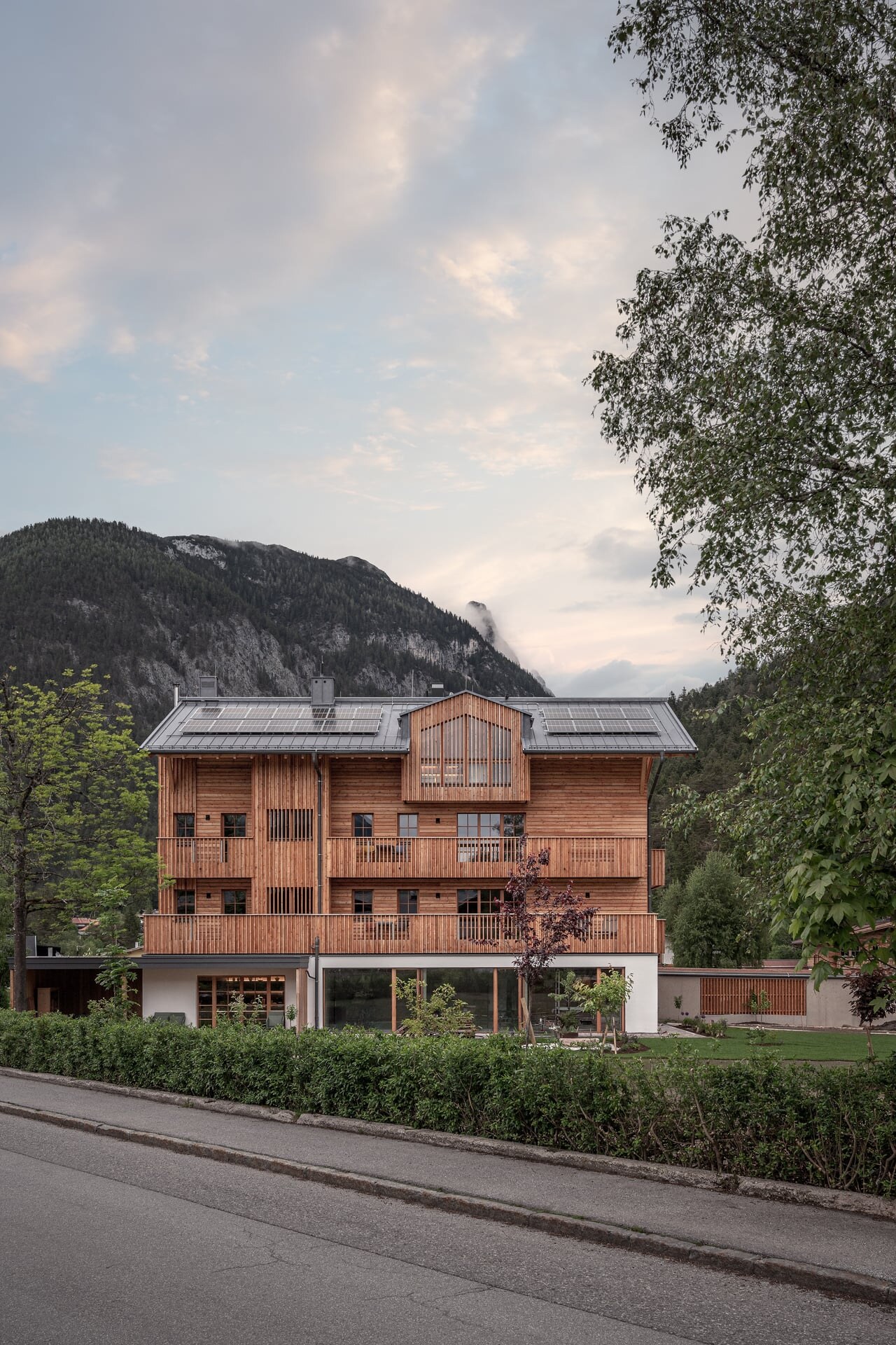 Naturhotel Kurblhof in Leutsch mit tiroler Bergpanorama im Hintergrund.