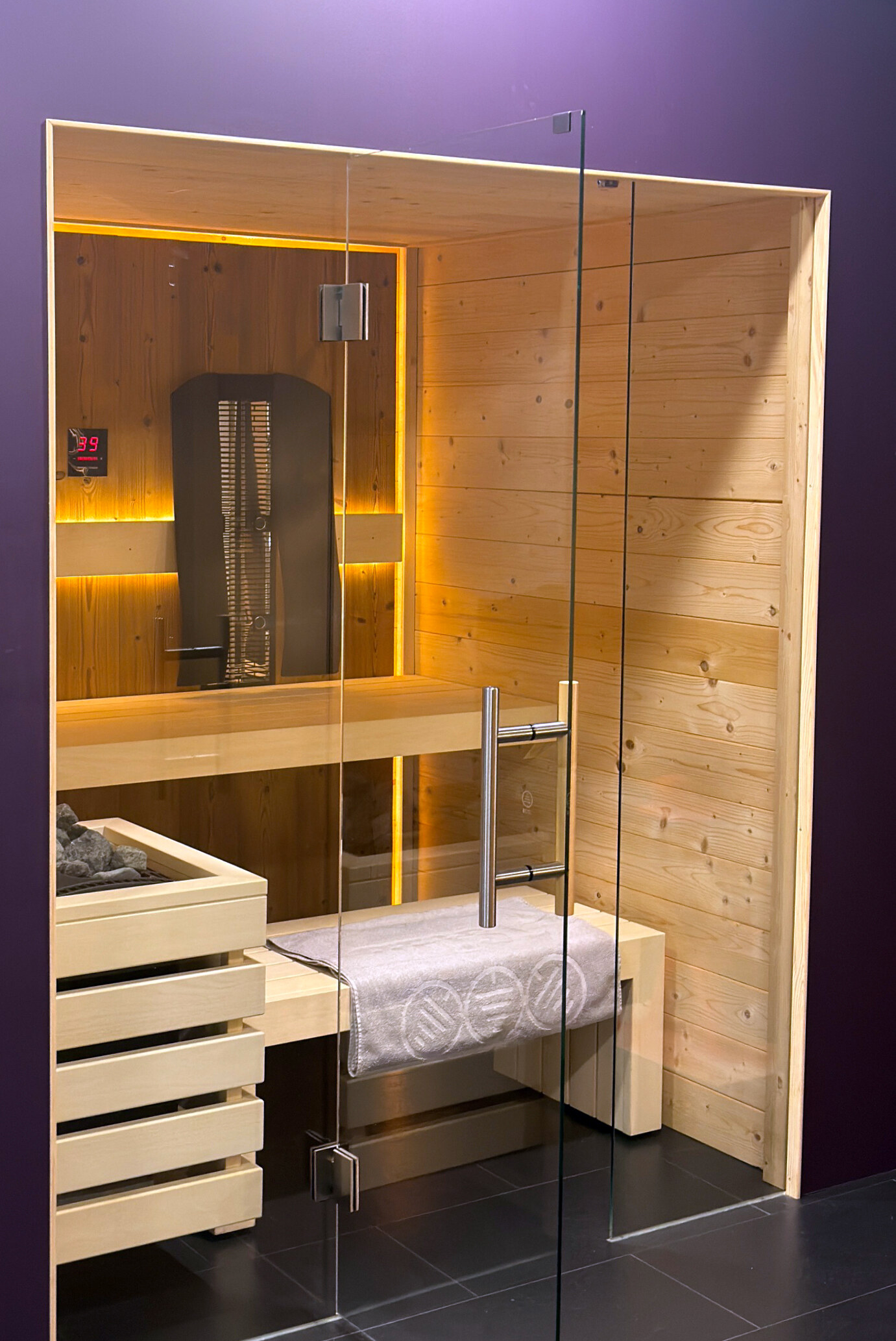Massive Sauna aus Fichtenholz mit Infrarot und Glasfront im Abverkauf von Deisl