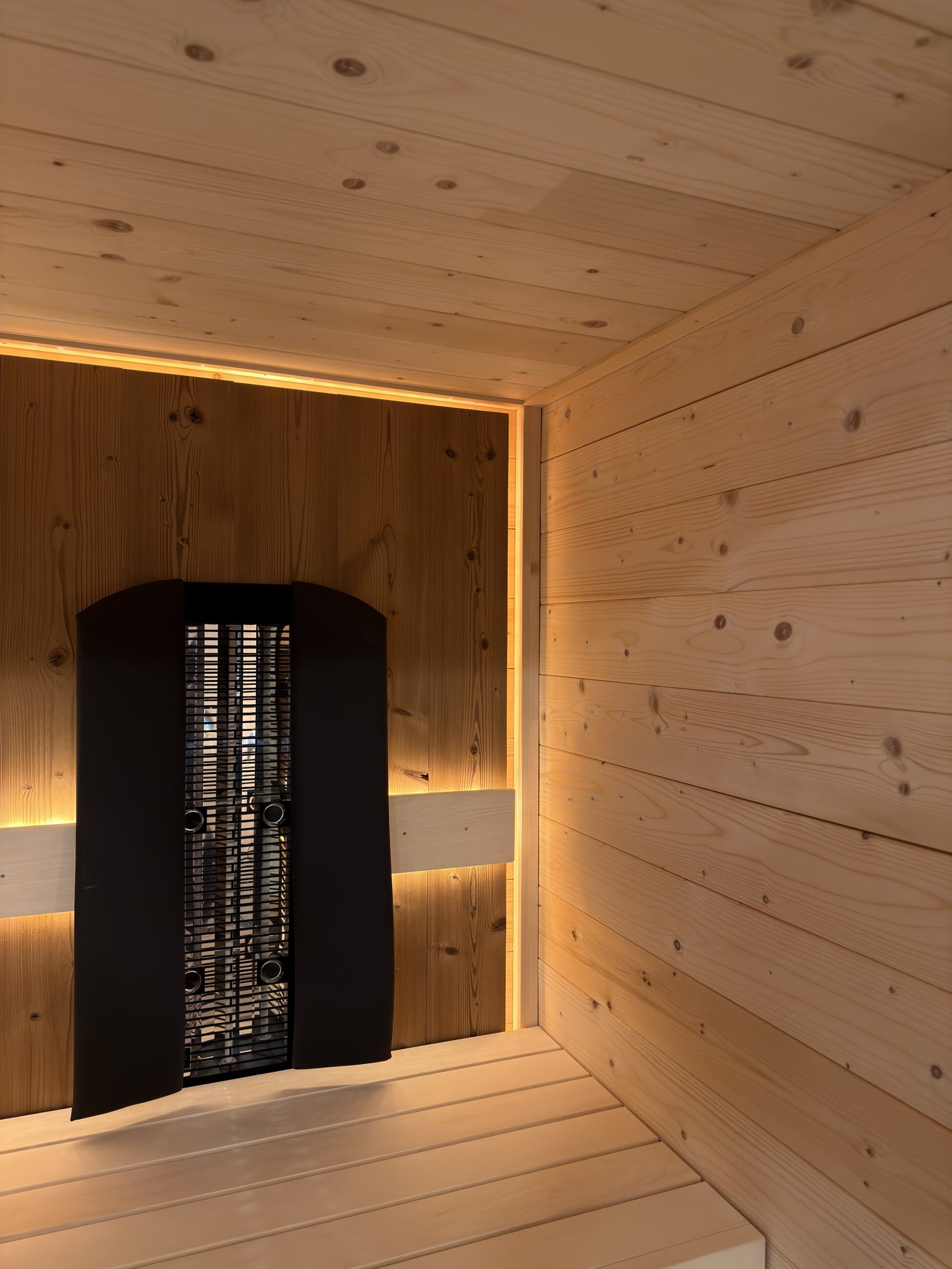 Sauna mit Infrarotrückenstrahler von Physiotherm im Abverkauf