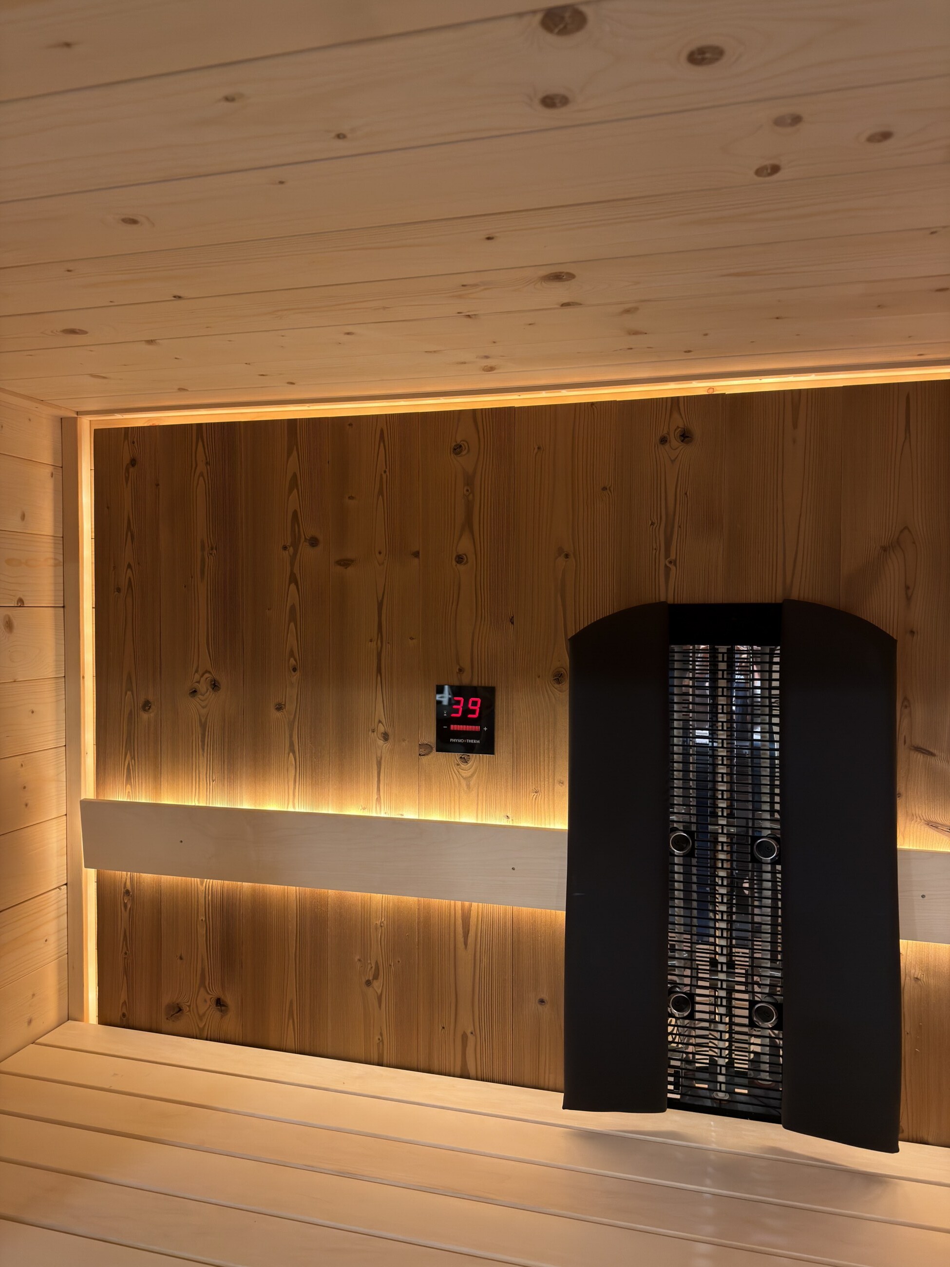 Massive Fichtenholzsauna mit Infrarotstrahler im Outlet von der Saunamanufaktur Deisl